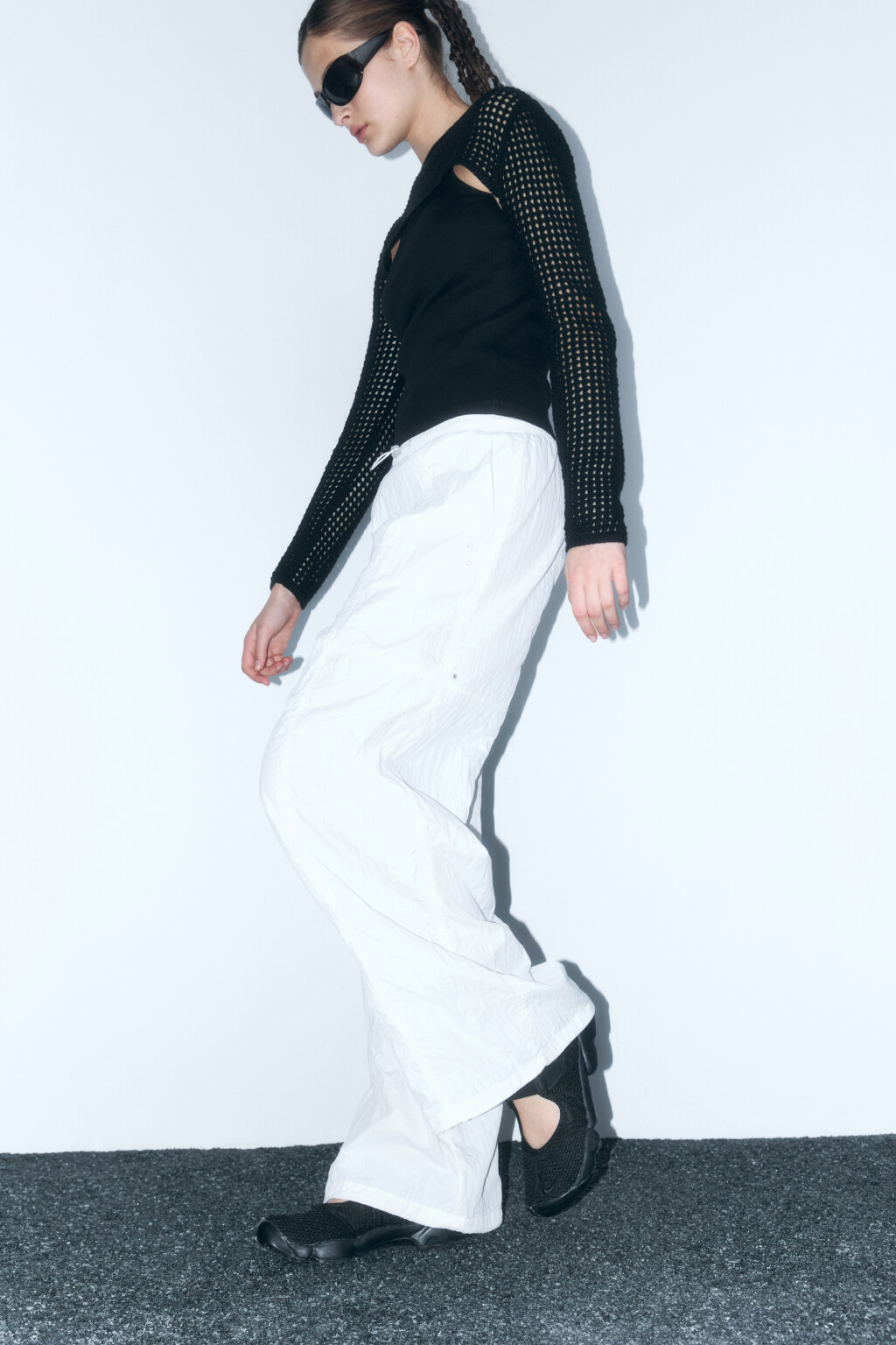 Брюки широкие с драпировками и поясом-резинкой - цвет белый - 1