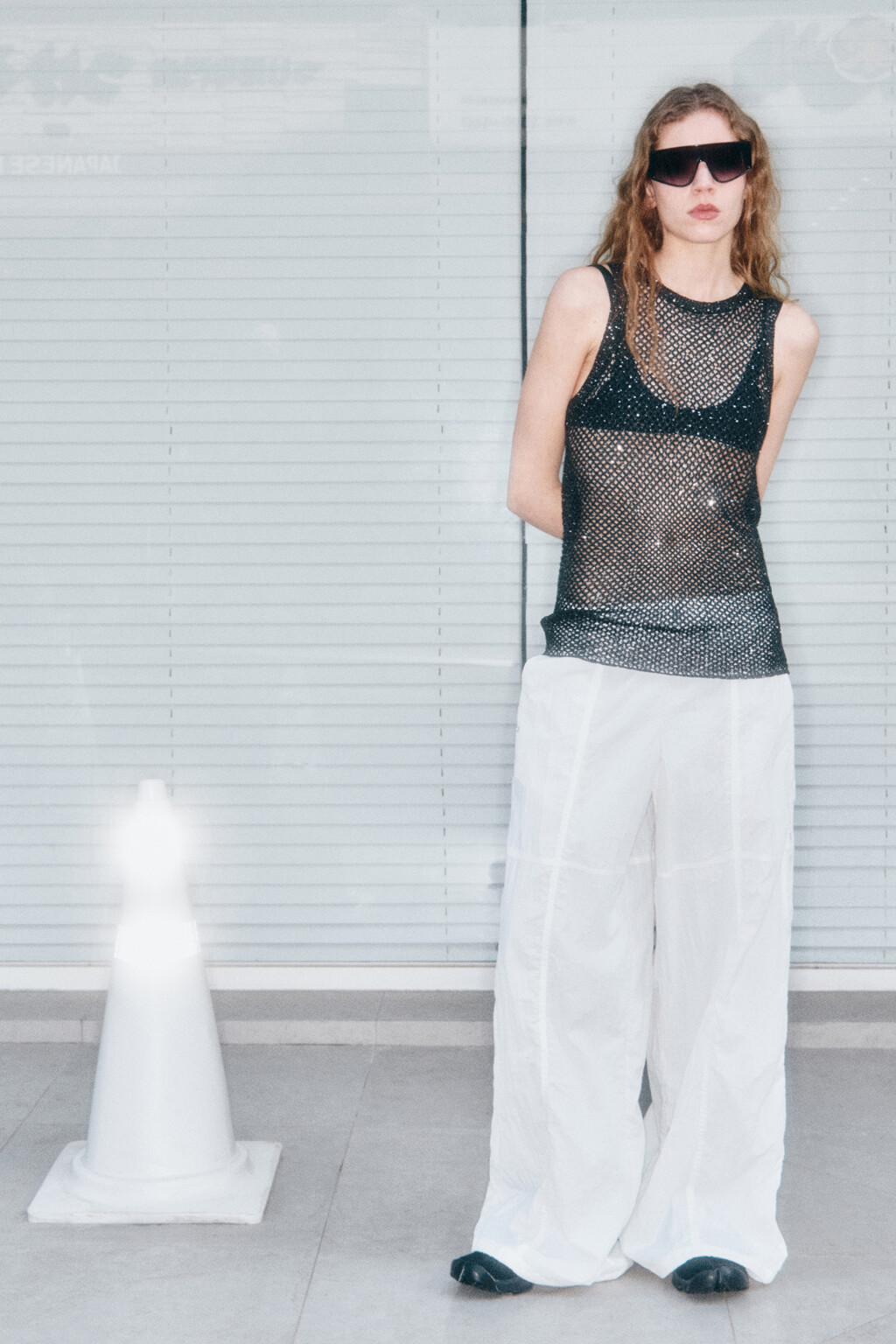 Брюки широкие с драпировками и поясом-резинкой - цвет белый - 8