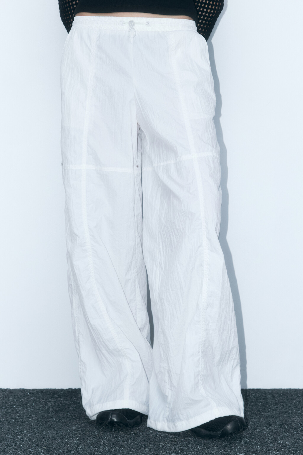 Брюки широкие с драпировками и поясом-резинкой - цвет белый - 2