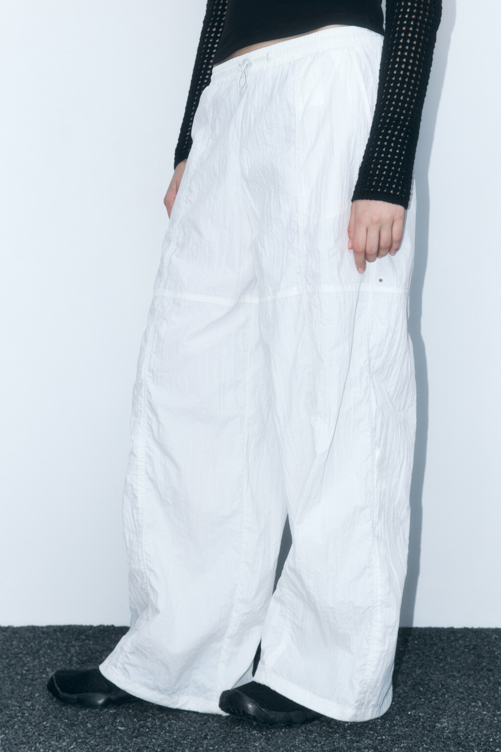 Брюки широкие с драпировками и поясом-резинкой - цвет белый - 3