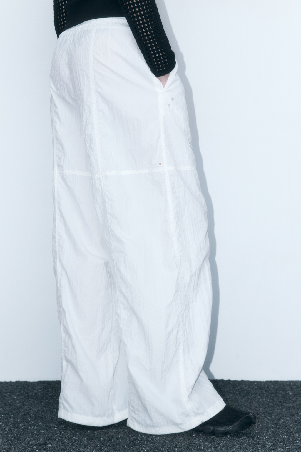 Брюки широкие с драпировками и поясом-резинкой - цвет белый - 4