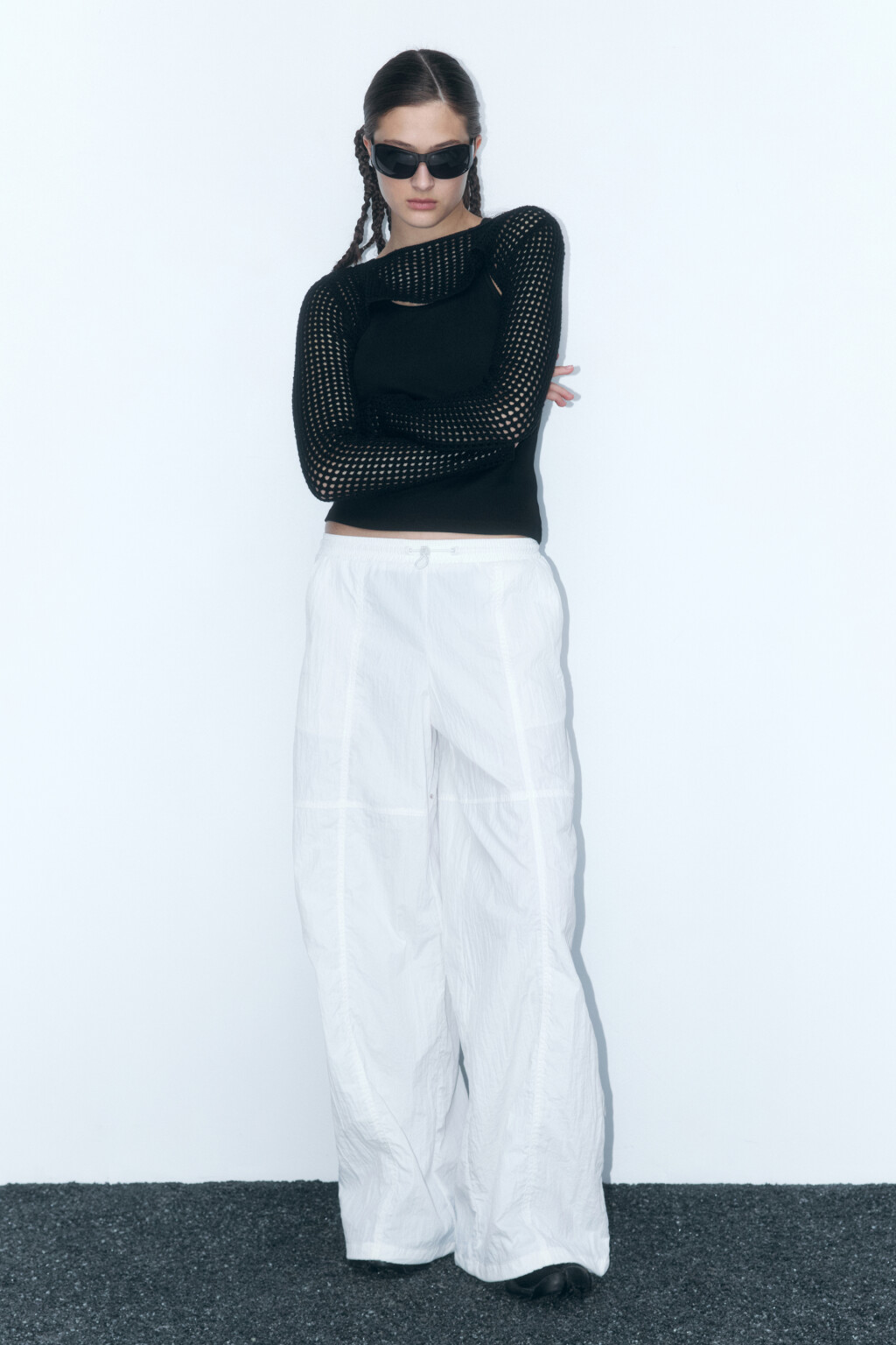 Брюки широкие с драпировками и поясом-резинкой - цвет белый - 5