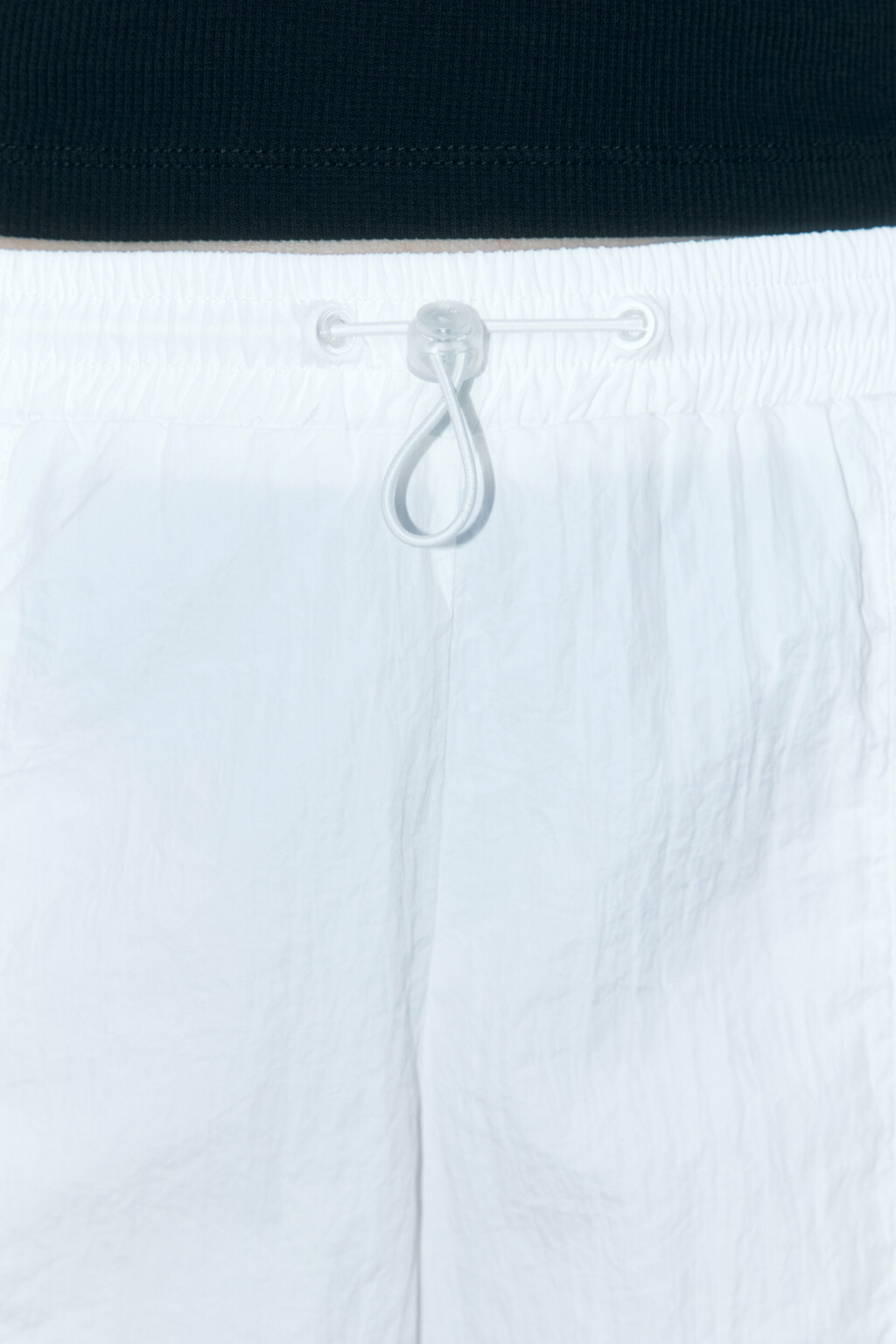 Брюки широкие с драпировками и поясом-резинкой - цвет белый - 6