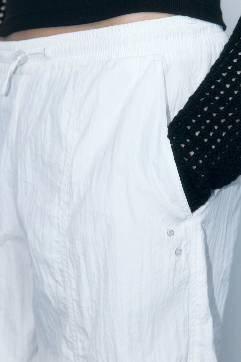 Брюки широкие с драпировками и поясом-резинкой - цвет белый - 7