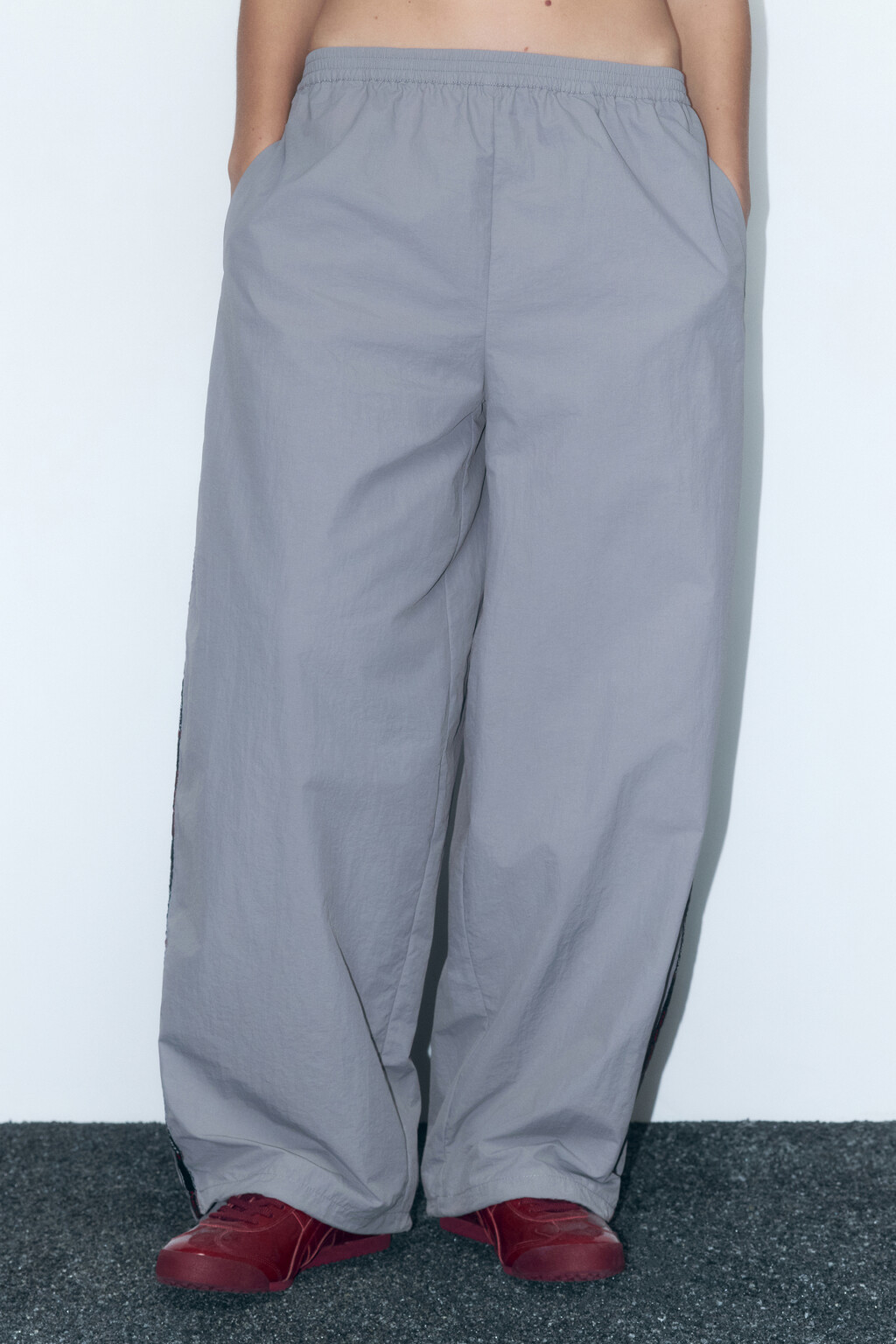 Брюки спортивные широкие с лампасами - цвет серый - 2