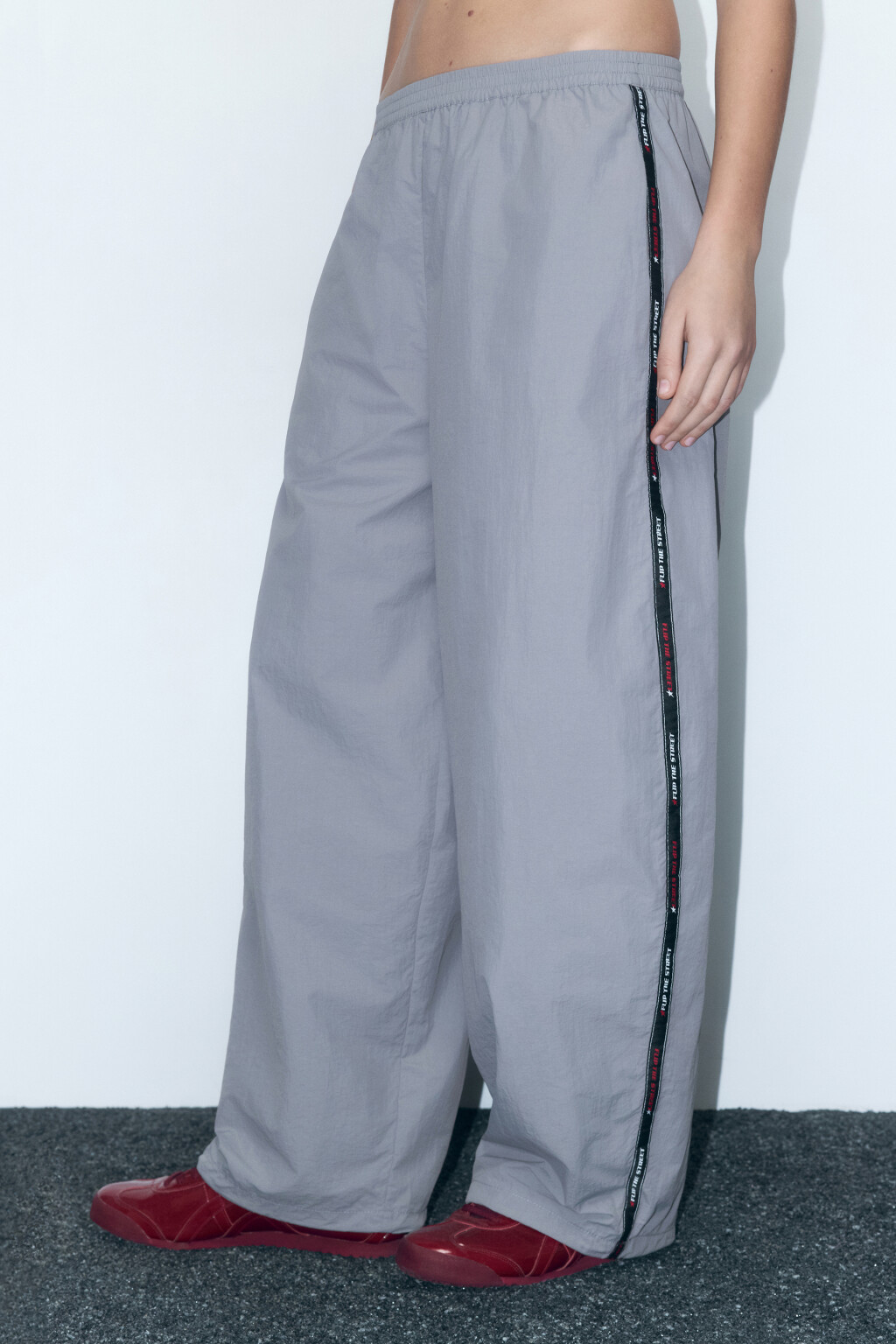 Брюки спортивные широкие с лампасами - цвет серый - 3