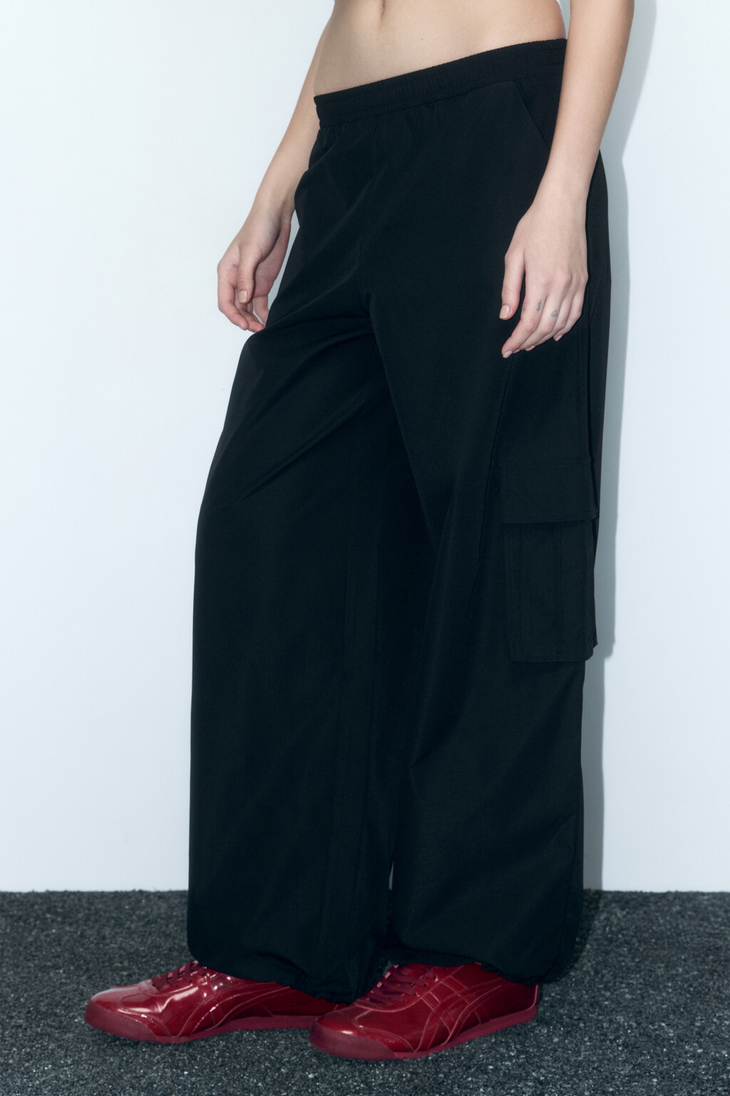 Брюки-джоггеры широкие с накладными карманами - цвет черный - 2
