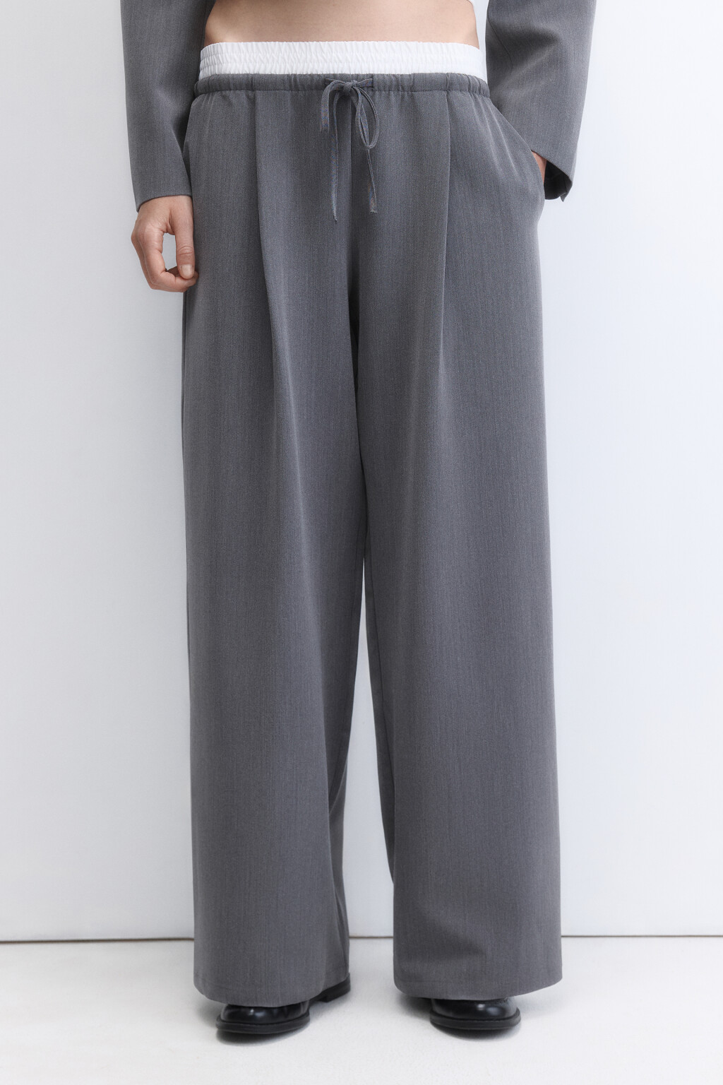 Брюки широкие костюмные с двойным поясом - цвет серый - 2