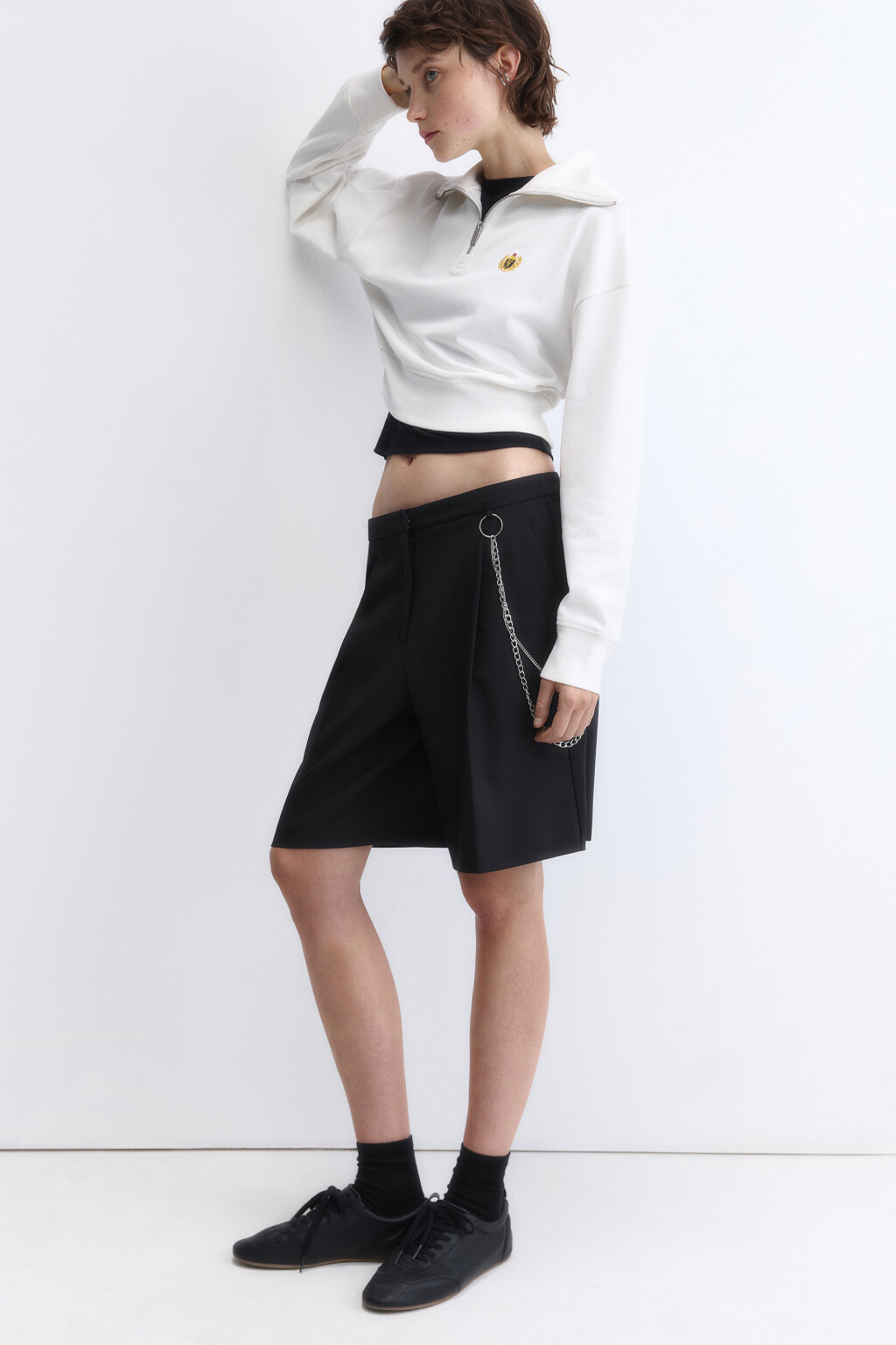 Шорты-бермуды костюмные с цепочкой - цвет черный - 1