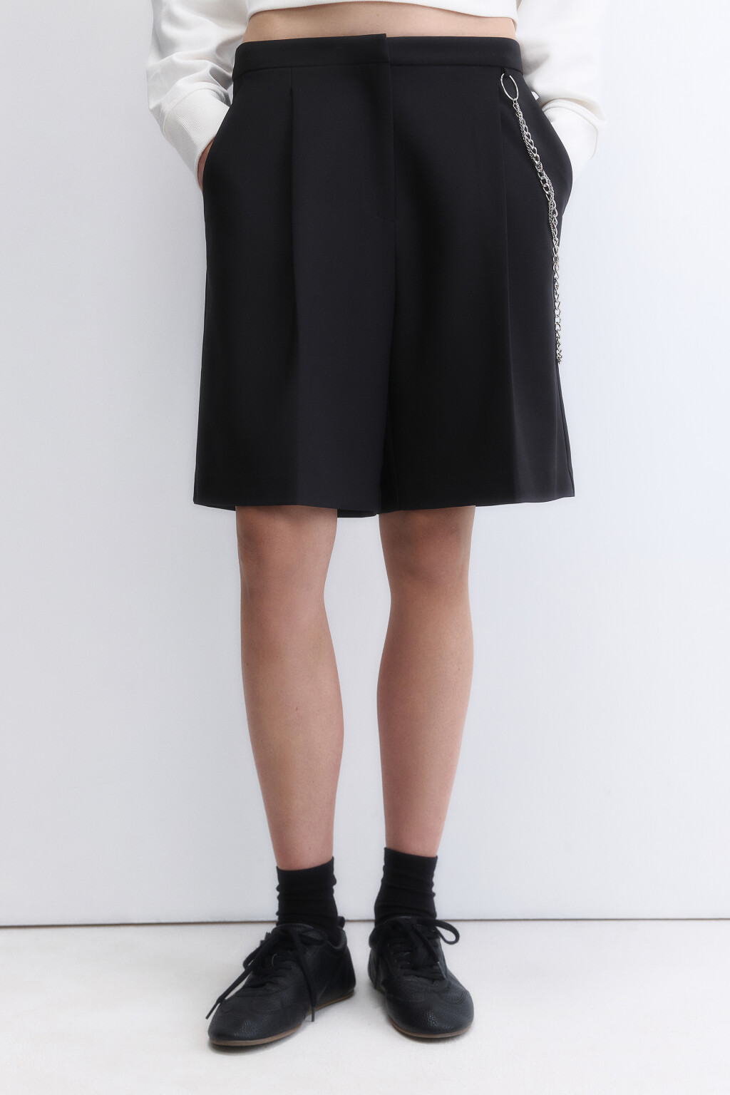 Шорты-бермуды костюмные с цепочкой - цвет черный - 2
