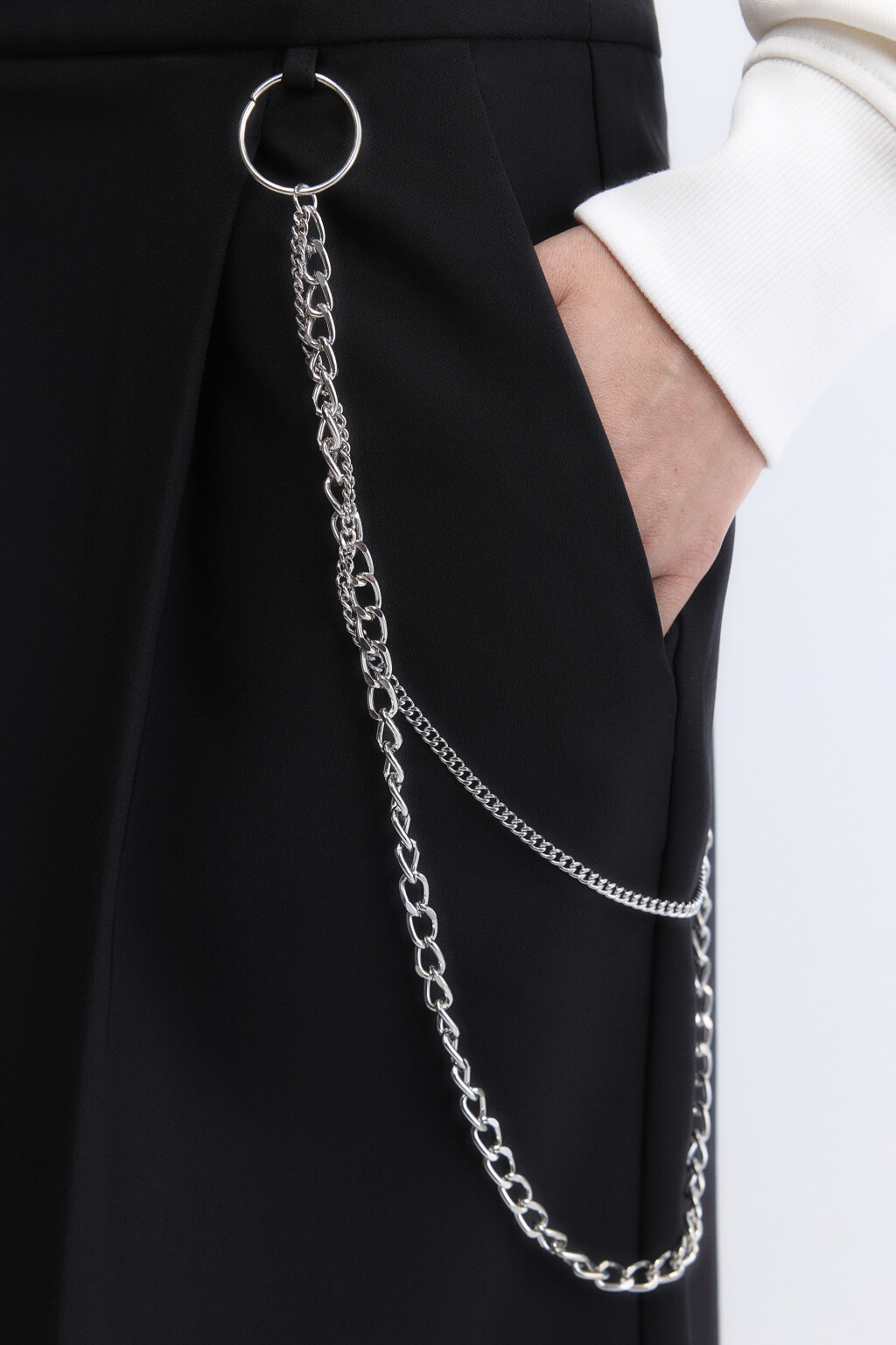 Шорты-бермуды костюмные с цепочкой - цвет черный - 7