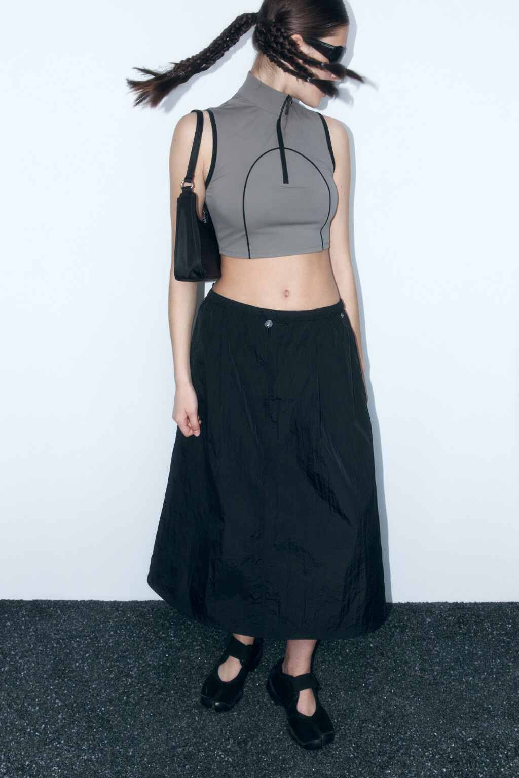 Юбка-трапеция с утяжками на низкой посадке - цвет черный - 1