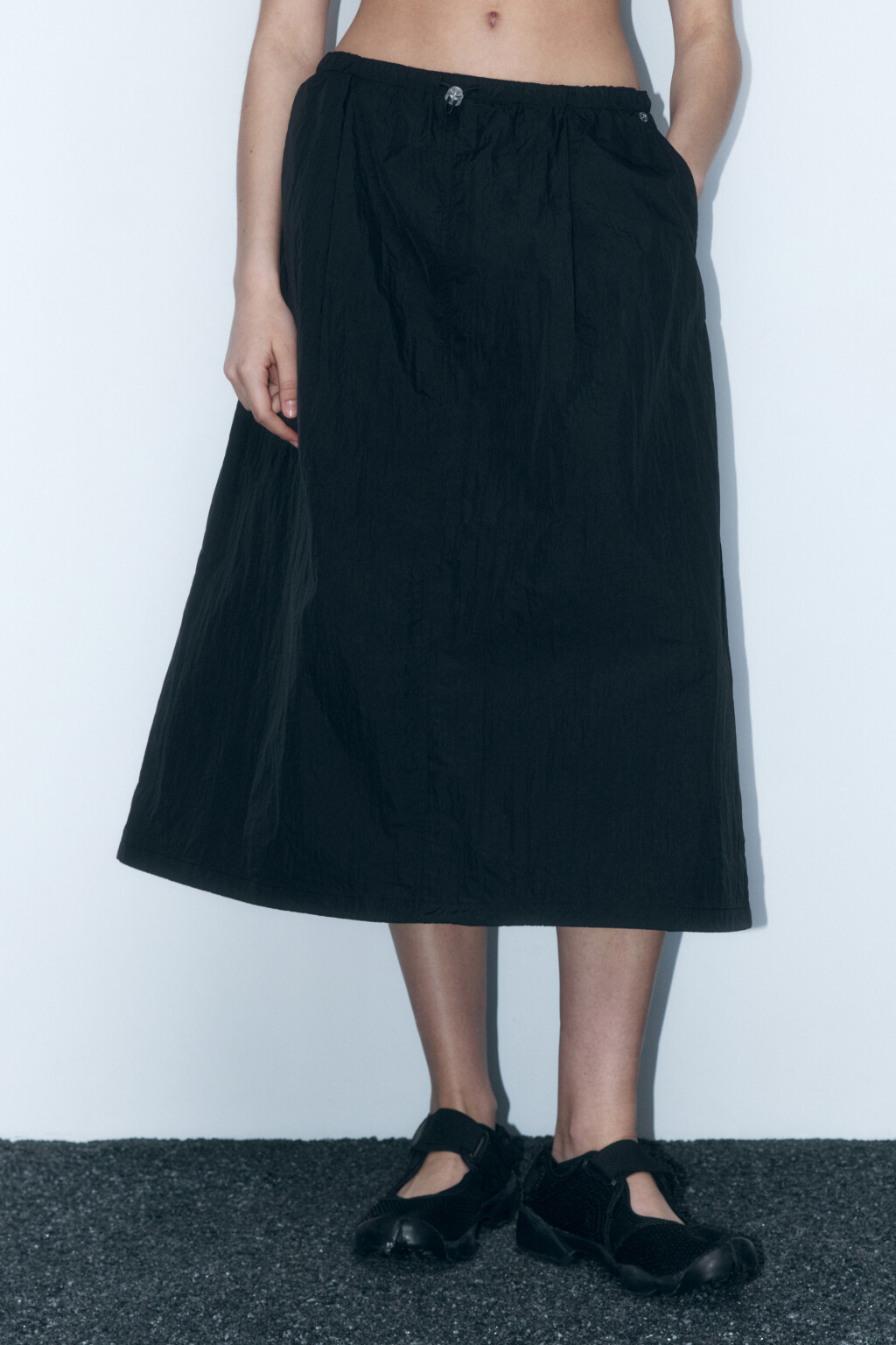 Юбка-трапеция с утяжками на низкой посадке - цвет черный - 2