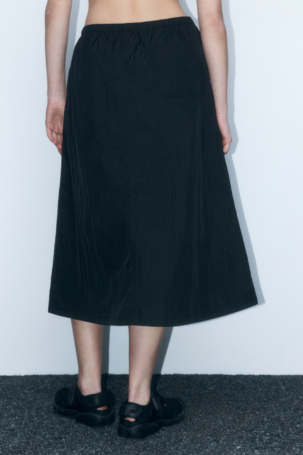 Юбка-трапеция с утяжками на низкой посадке - цвет черный - 4