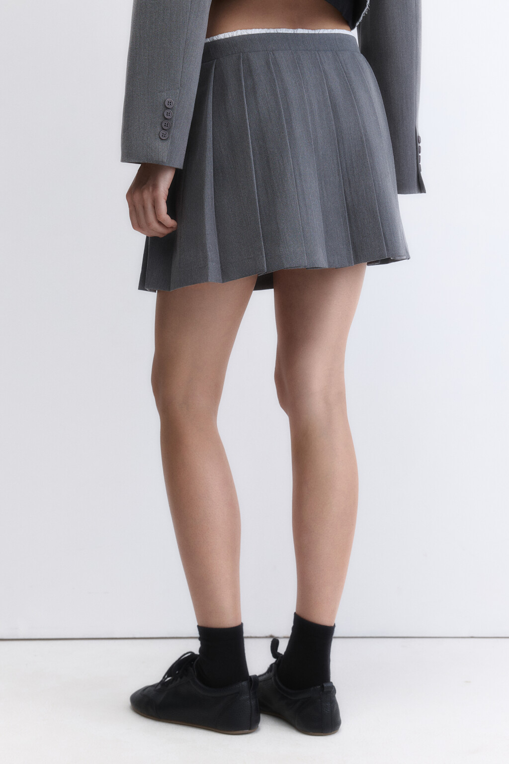 Юбка мини плиссированная с контрастным поясом - цвет серый - 4