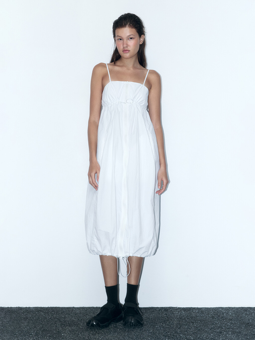 Платье-сарафан на молнии с утяжками - цвет белый - 2