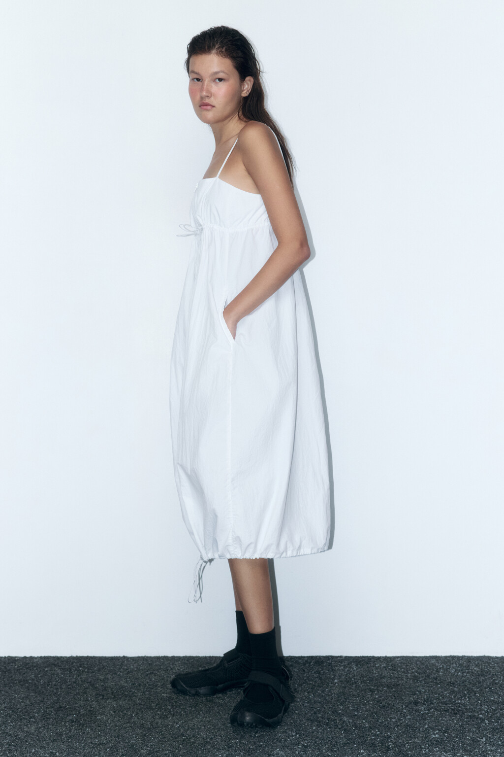 Платье-сарафан на молнии с утяжками - цвет белый - 3