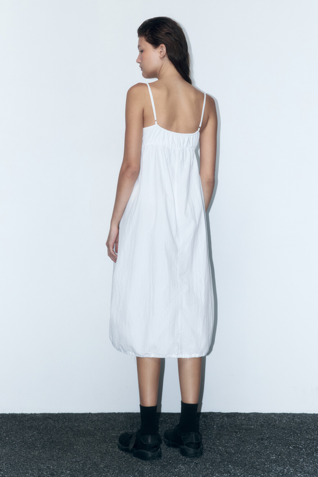 Платье-сарафан на молнии с утяжками - цвет белый - 4