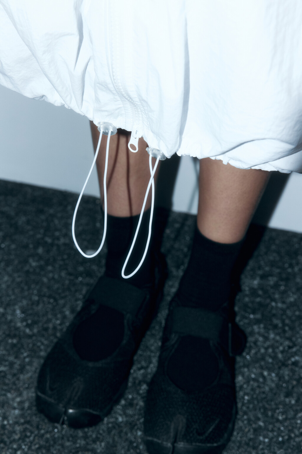 Платье-сарафан на молнии с утяжками - цвет белый - 7