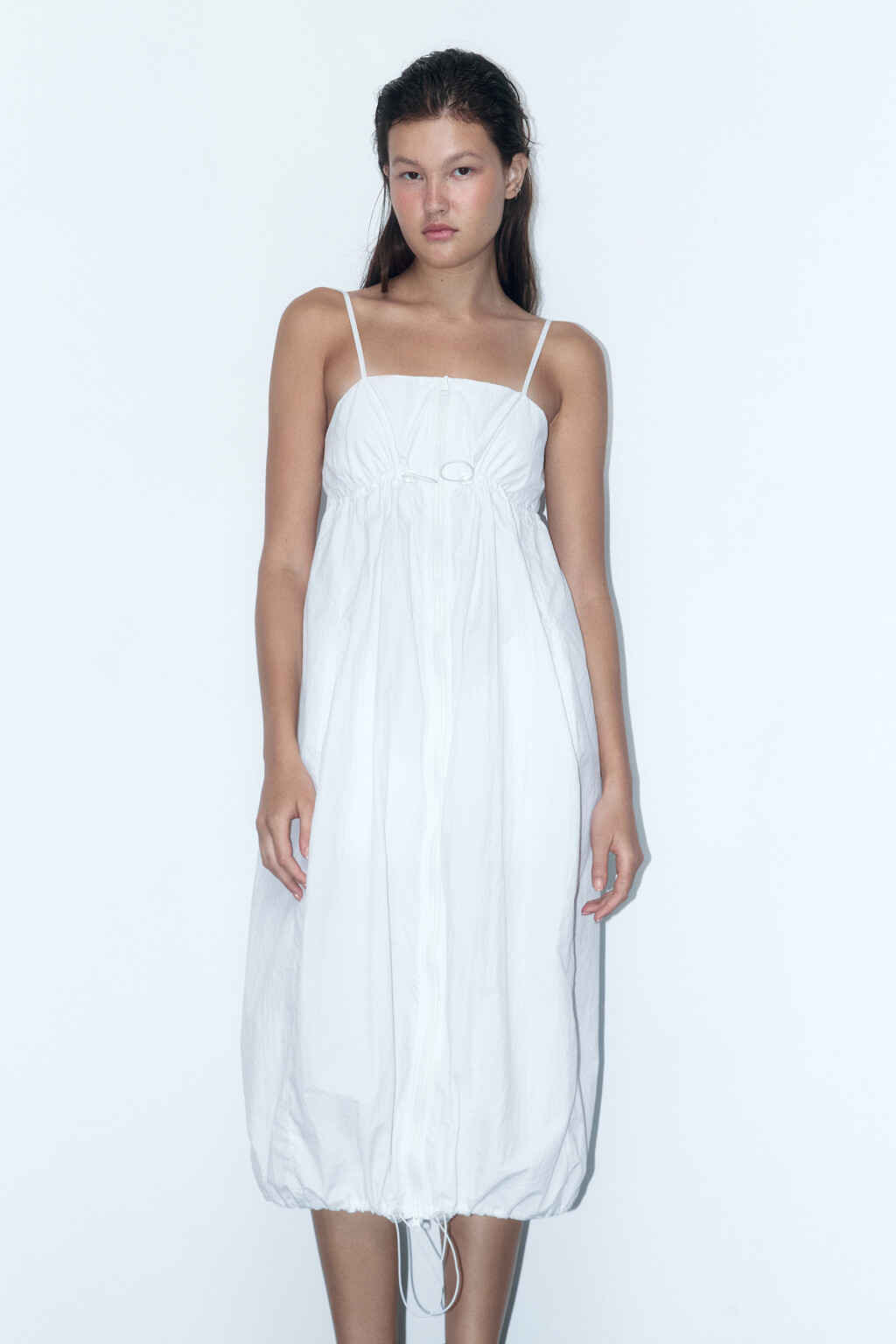 Платье-сарафан на молнии с утяжками - цвет белый - 9