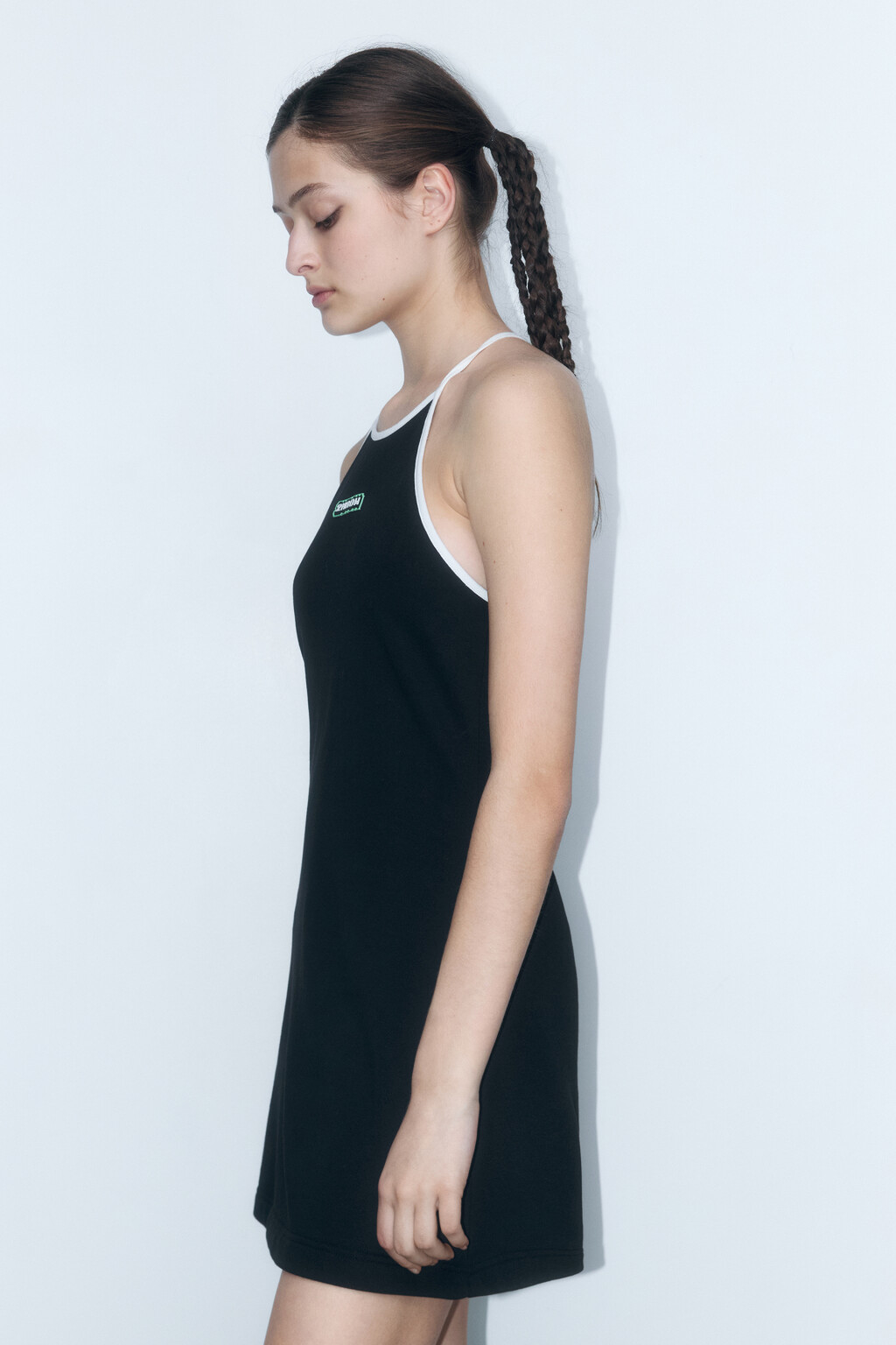 Платье-сарафан на тонких бретельках с логотипом - цвет черный - 4