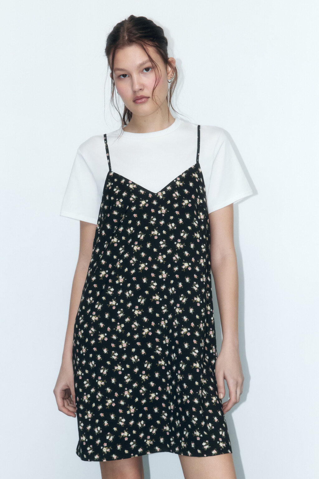 Платье-футболка с сарафаном на бретельках - цвет черный - 2