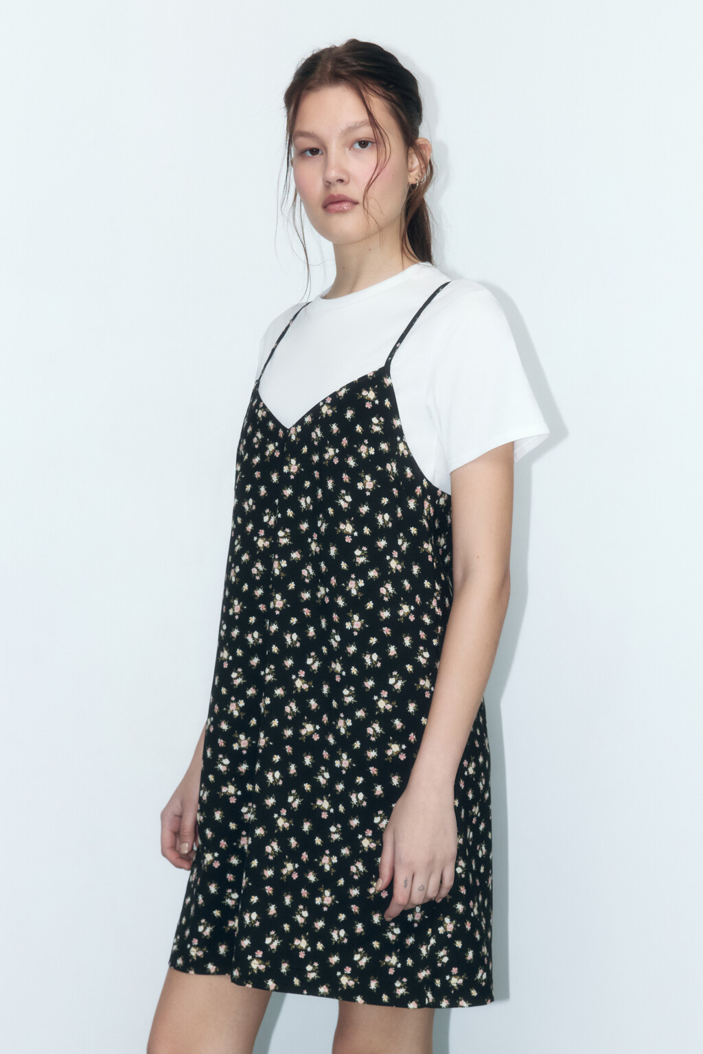 Платье-футболка с сарафаном на бретельках - цвет черный - 3