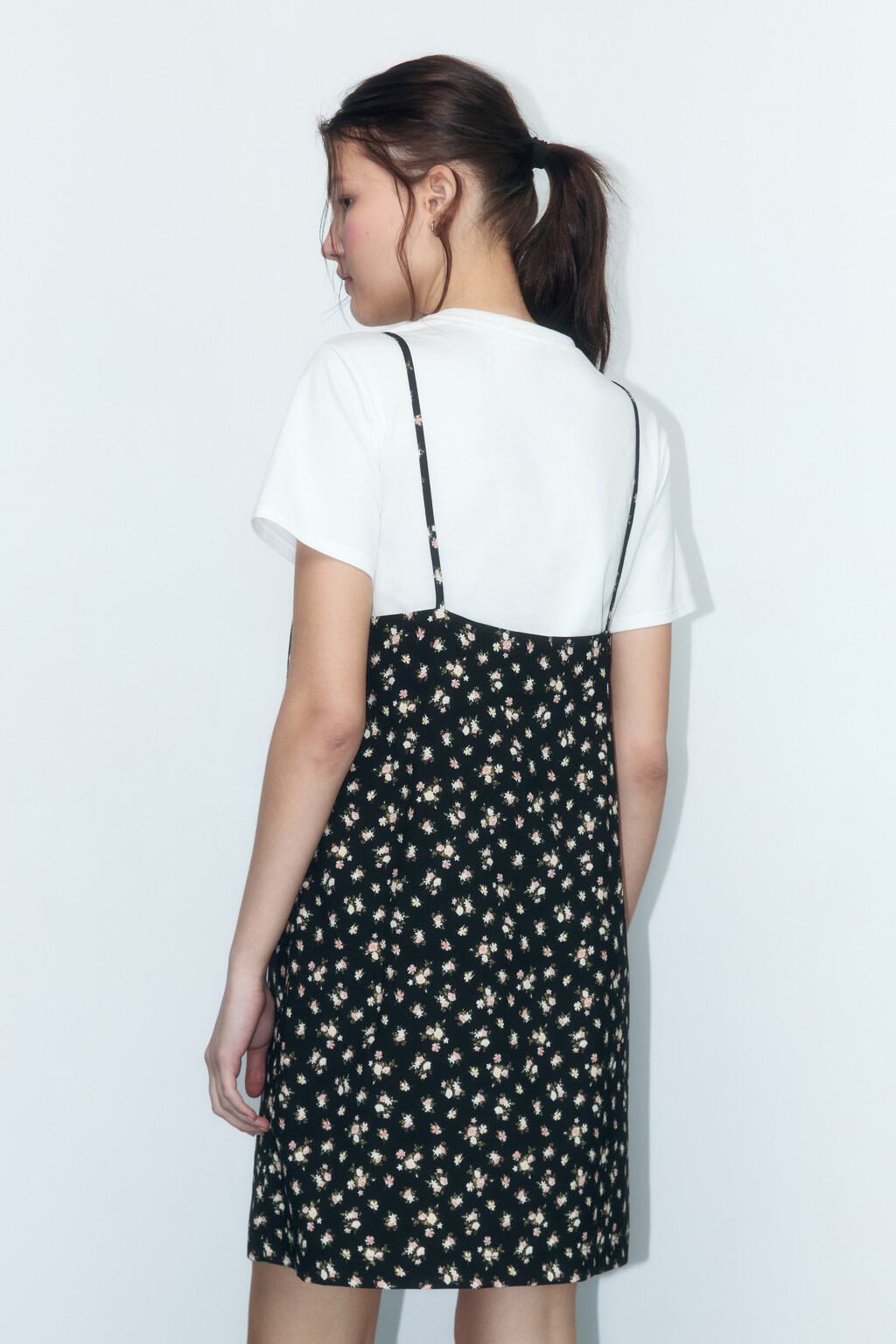 Платье-футболка с сарафаном на бретельках - цвет черный - 4