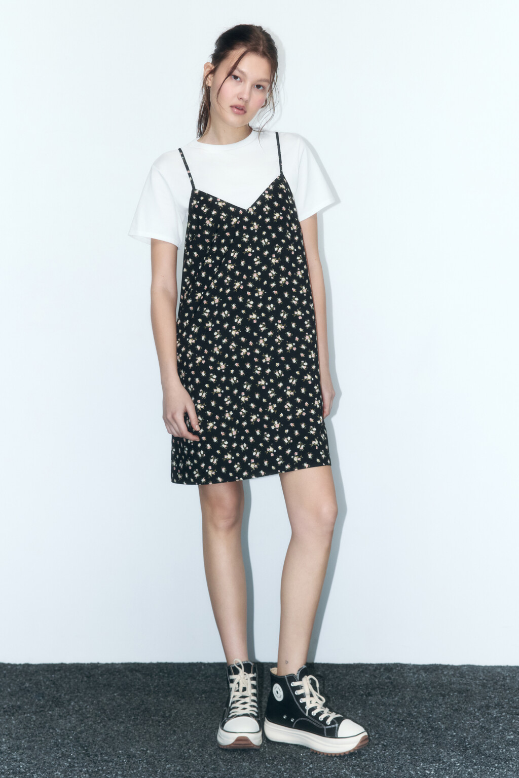 Платье-футболка с сарафаном на бретельках - цвет черный - 5