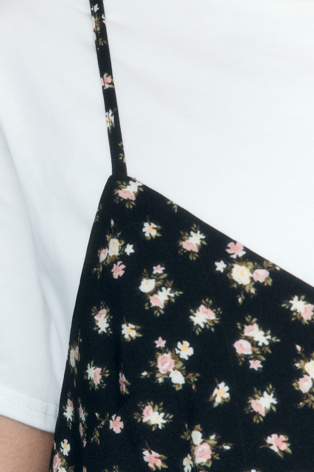 Платье-футболка с сарафаном на бретельках - цвет черный - 7