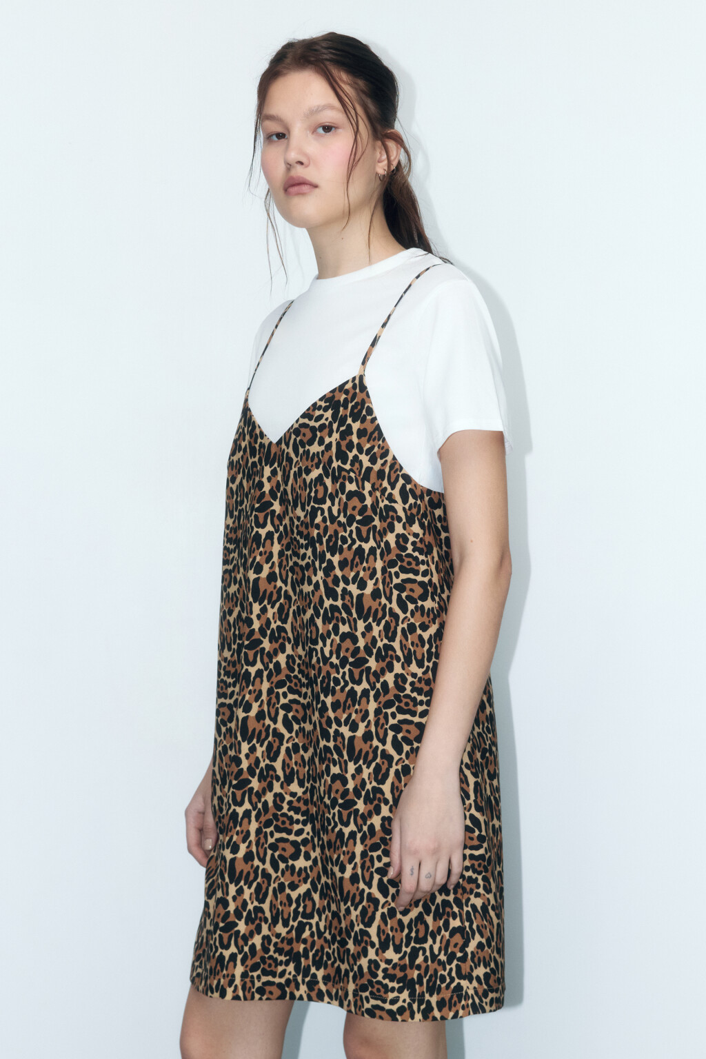 Платье-футболка с сарафаном на бретельках - цвет бежевый - 3