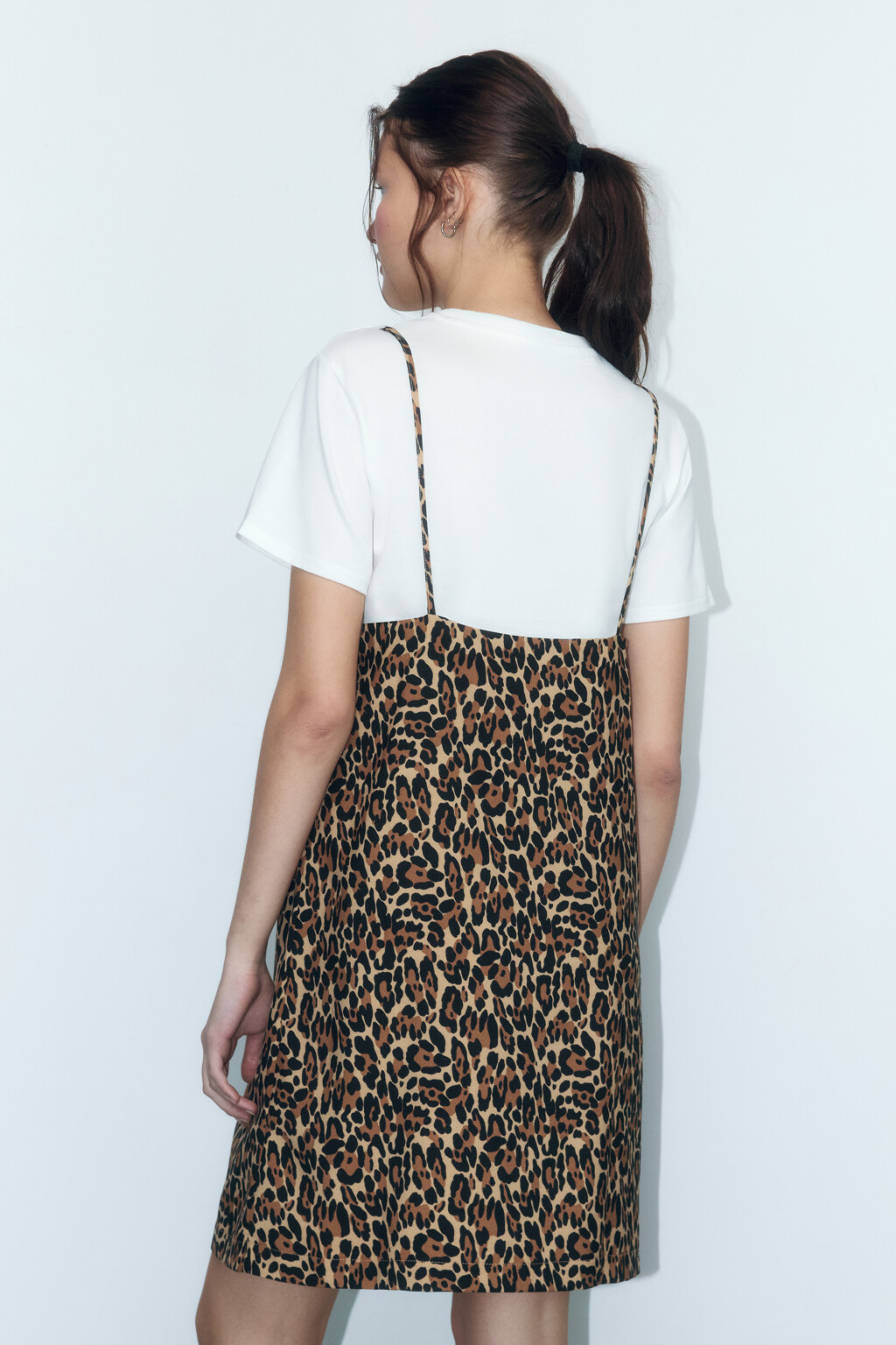 Платье-футболка с сарафаном на бретельках - цвет бежевый - 4