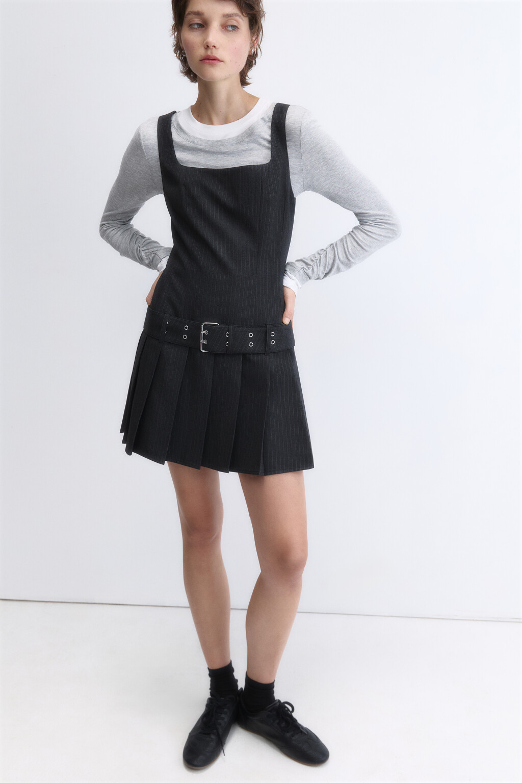 Платье-сарафан мини с ремнем и юбкой в складку - цвет серый - 1