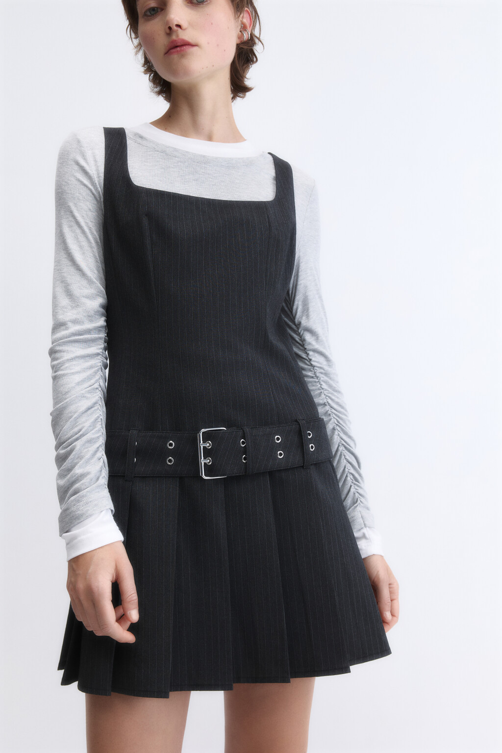 Платье-сарафан мини с ремнем и юбкой в складку - цвет серый - 2