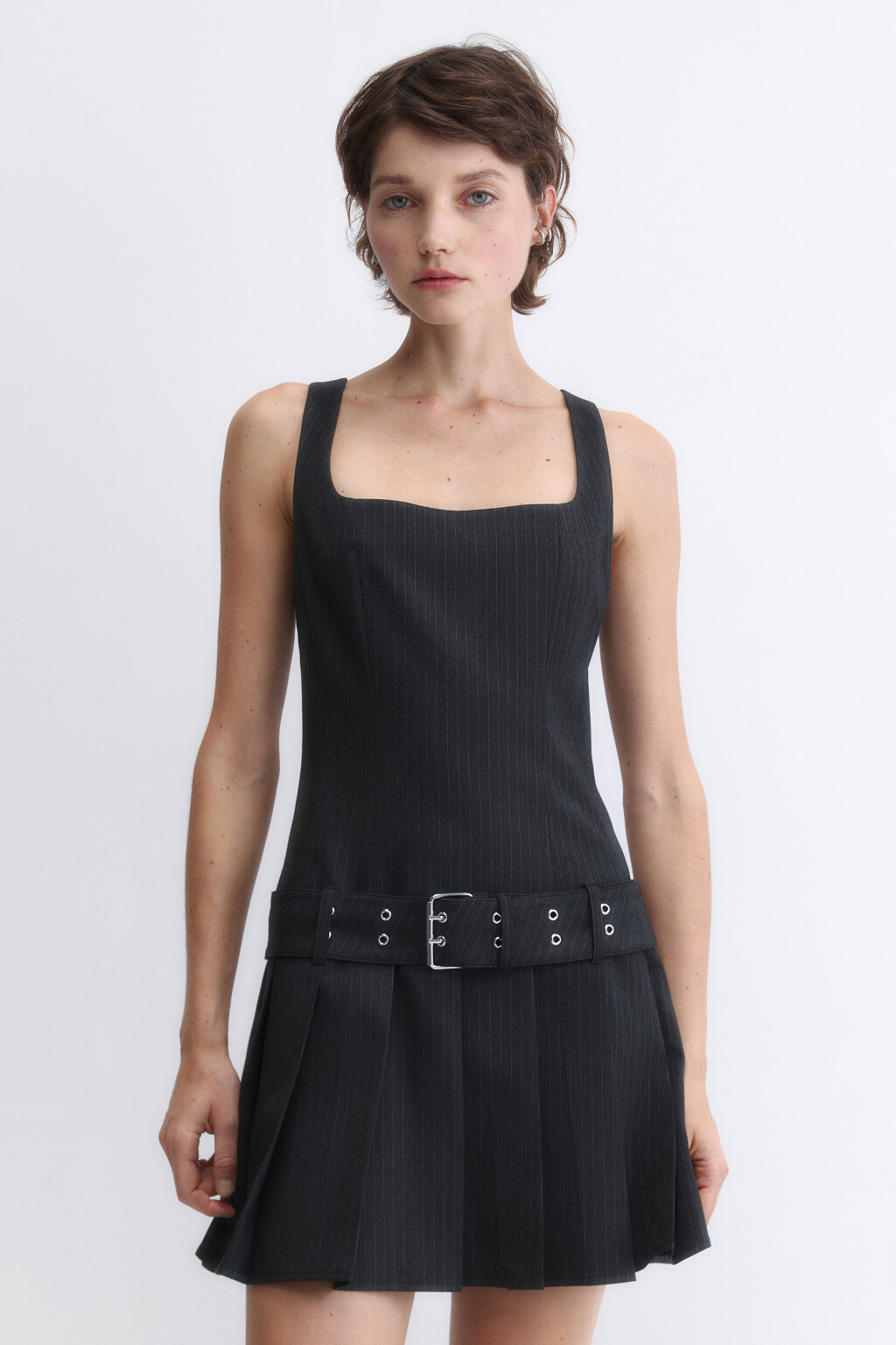 Платье-сарафан мини с ремнем и юбкой в складку - цвет серый - 3