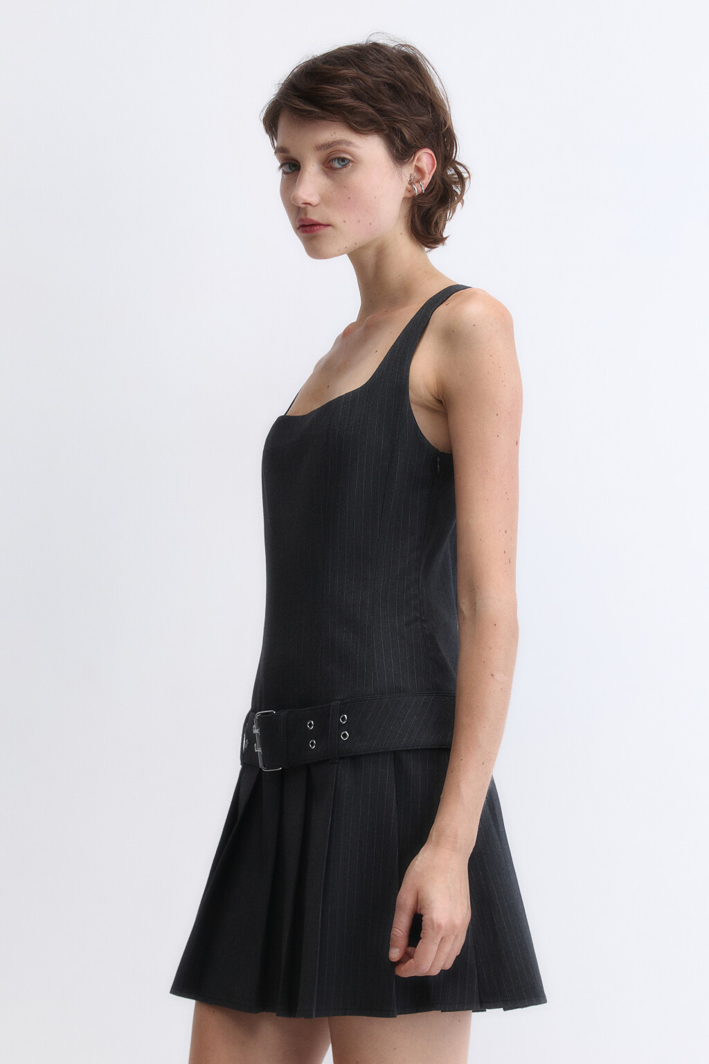 Платье-сарафан мини с ремнем и юбкой в складку - цвет серый - 4