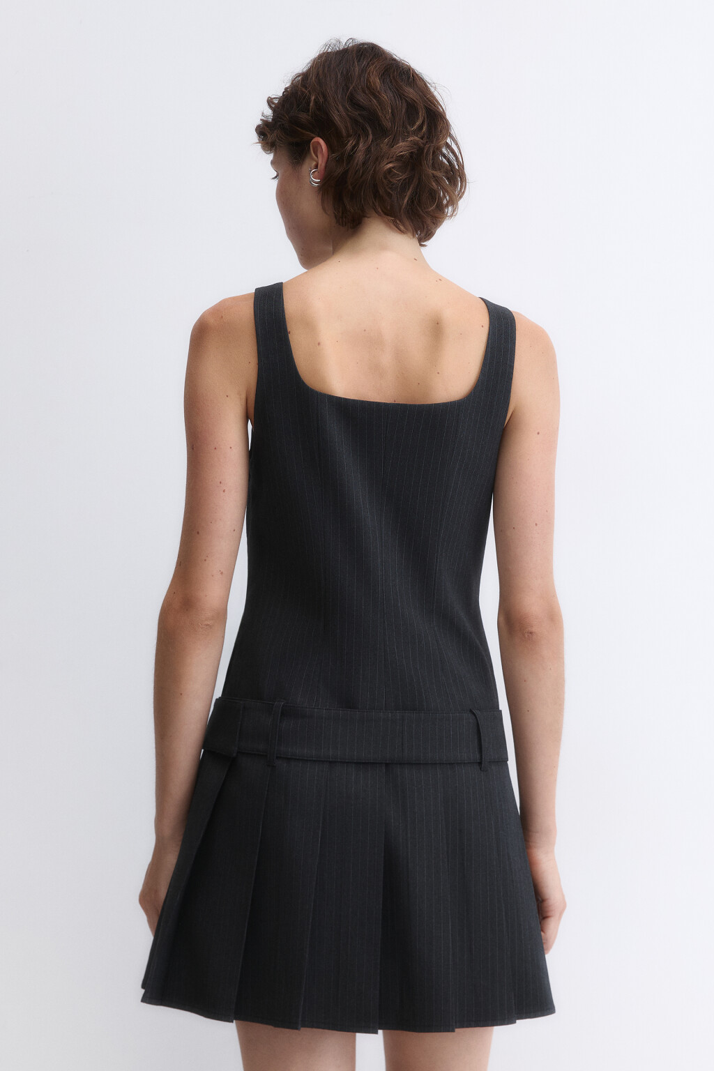 Платье-сарафан мини с ремнем и юбкой в складку - цвет серый - 5
