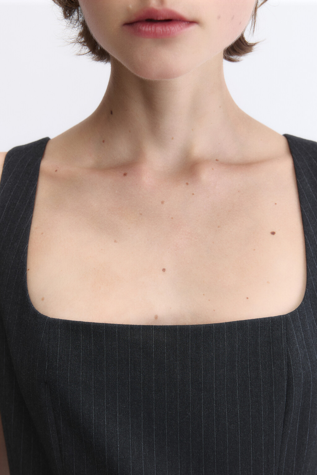 Платье-сарафан мини с ремнем и юбкой в складку - цвет серый - 7