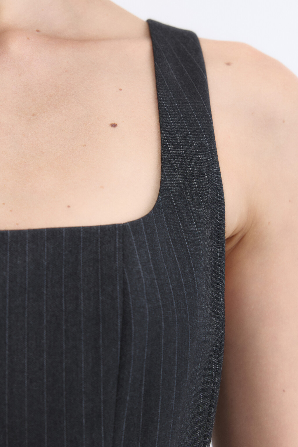 Платье-сарафан мини с ремнем и юбкой в складку - цвет серый - 8