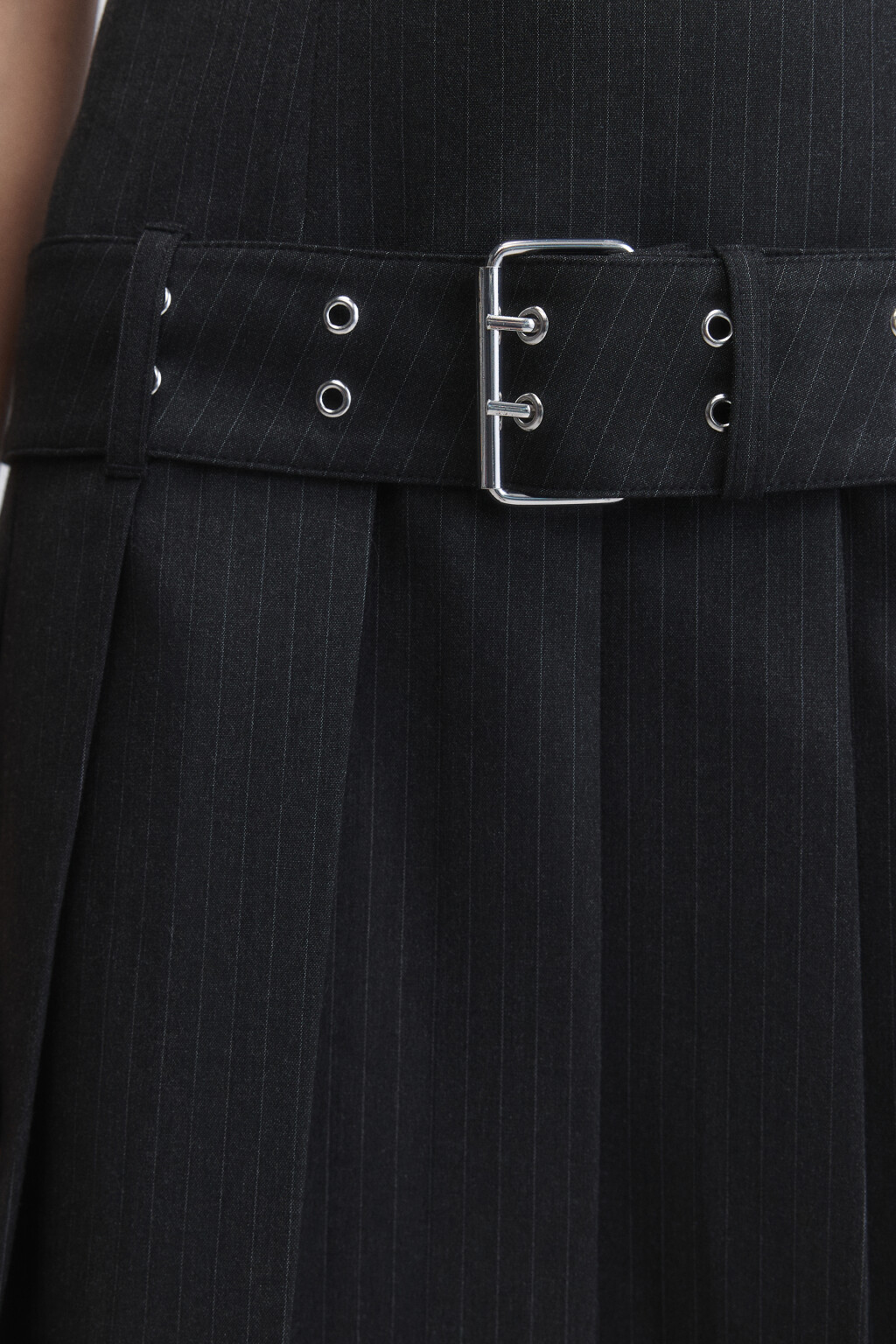 Платье-сарафан мини с ремнем и юбкой в складку - цвет серый - 9