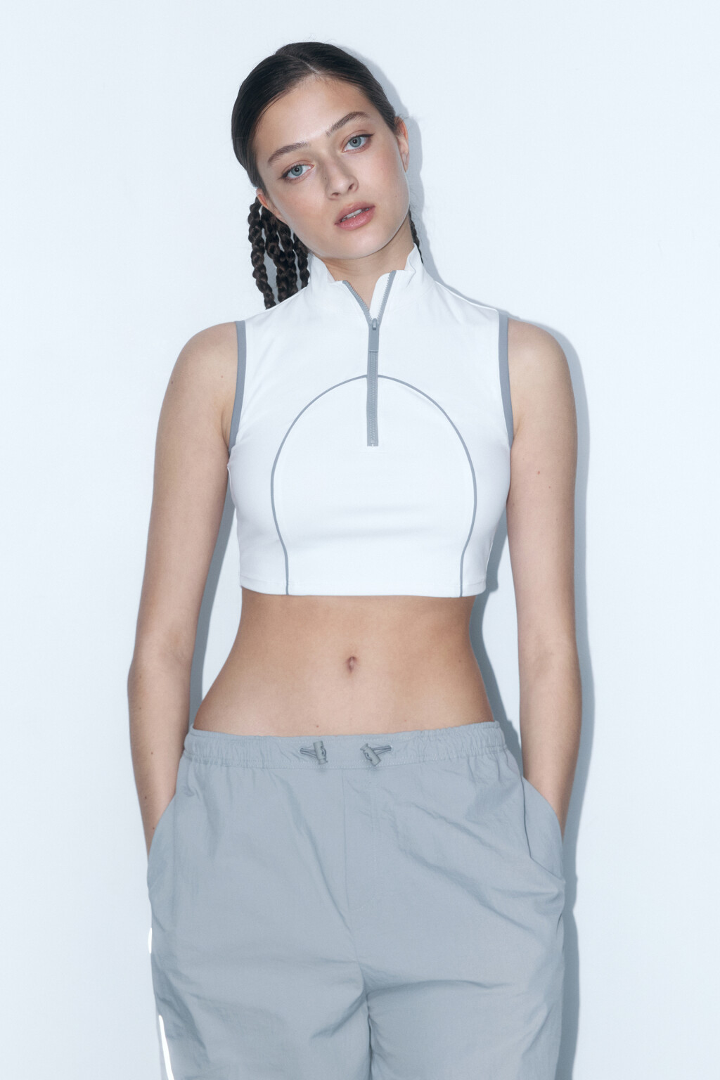 Топ спортивный с воротником-стойкой на молнии - цвет белый - 2