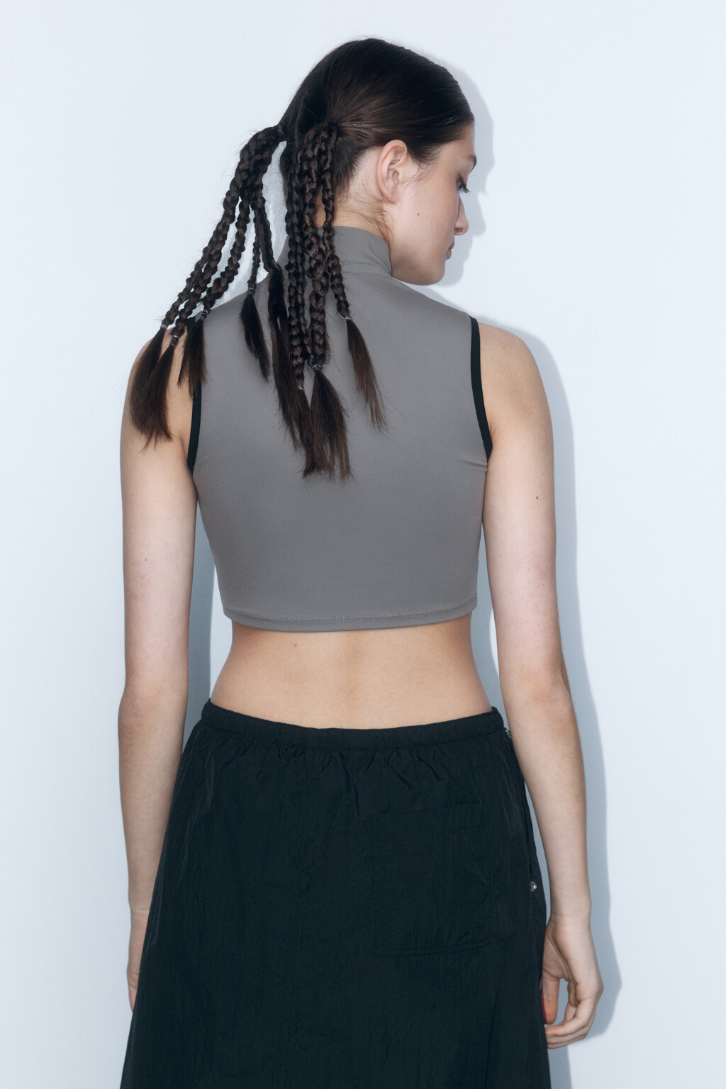 Топ спортивный с воротником-стойкой на молнии - цвет коричневый - 4