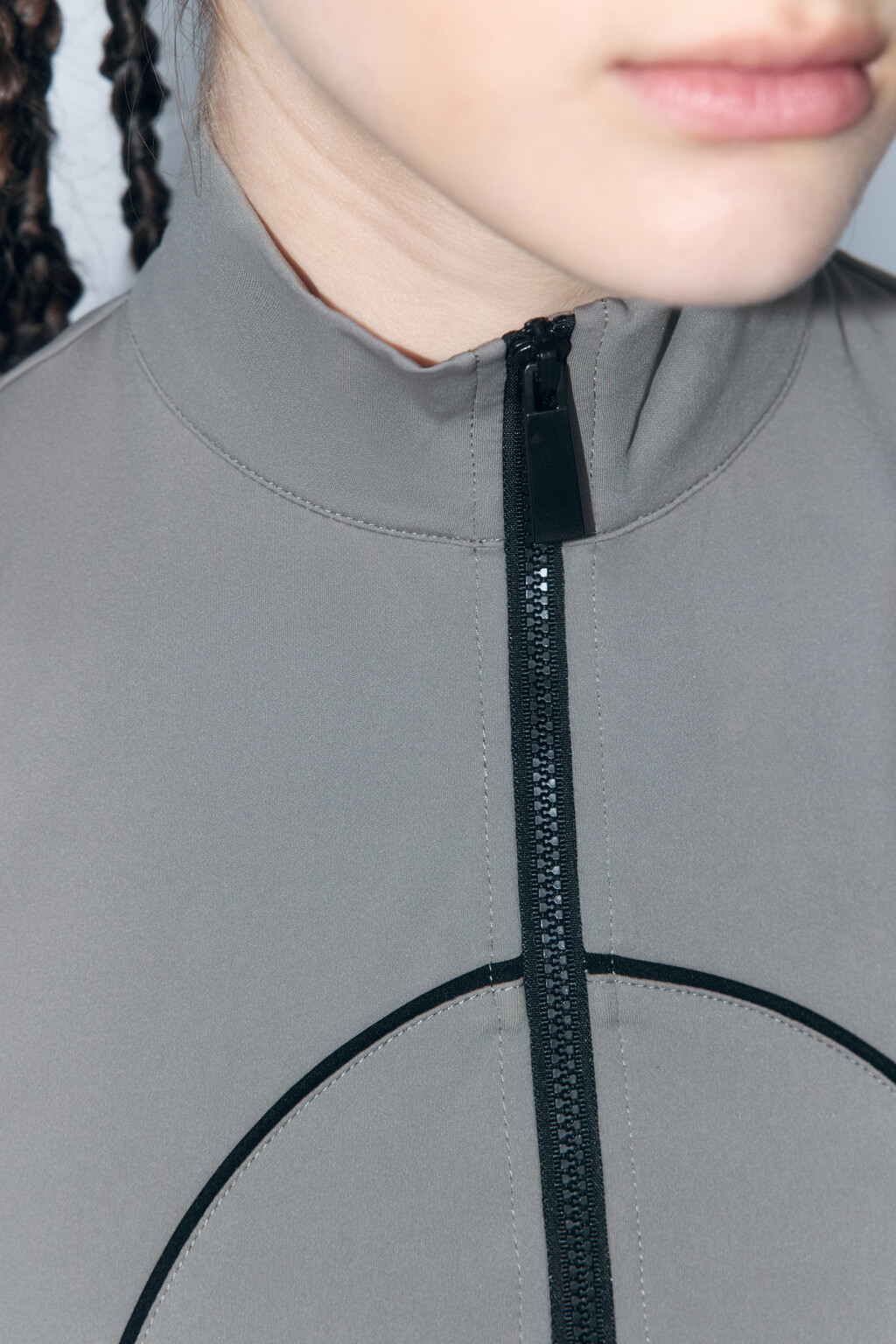 Топ спортивный с воротником-стойкой на молнии - цвет коричневый - 6