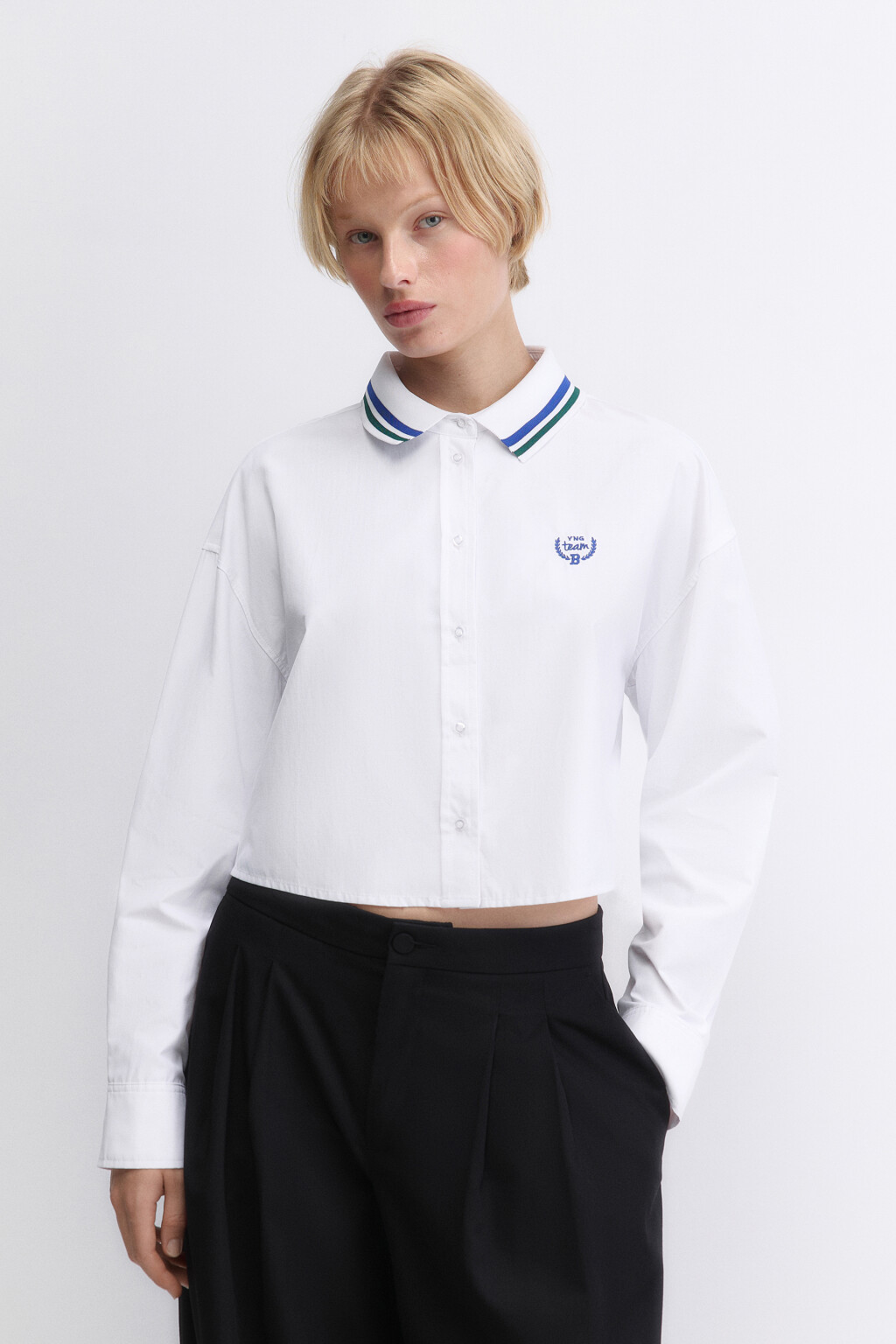 Блузка укороченная с вышивкой и воротником-поло - цвет белый - 2