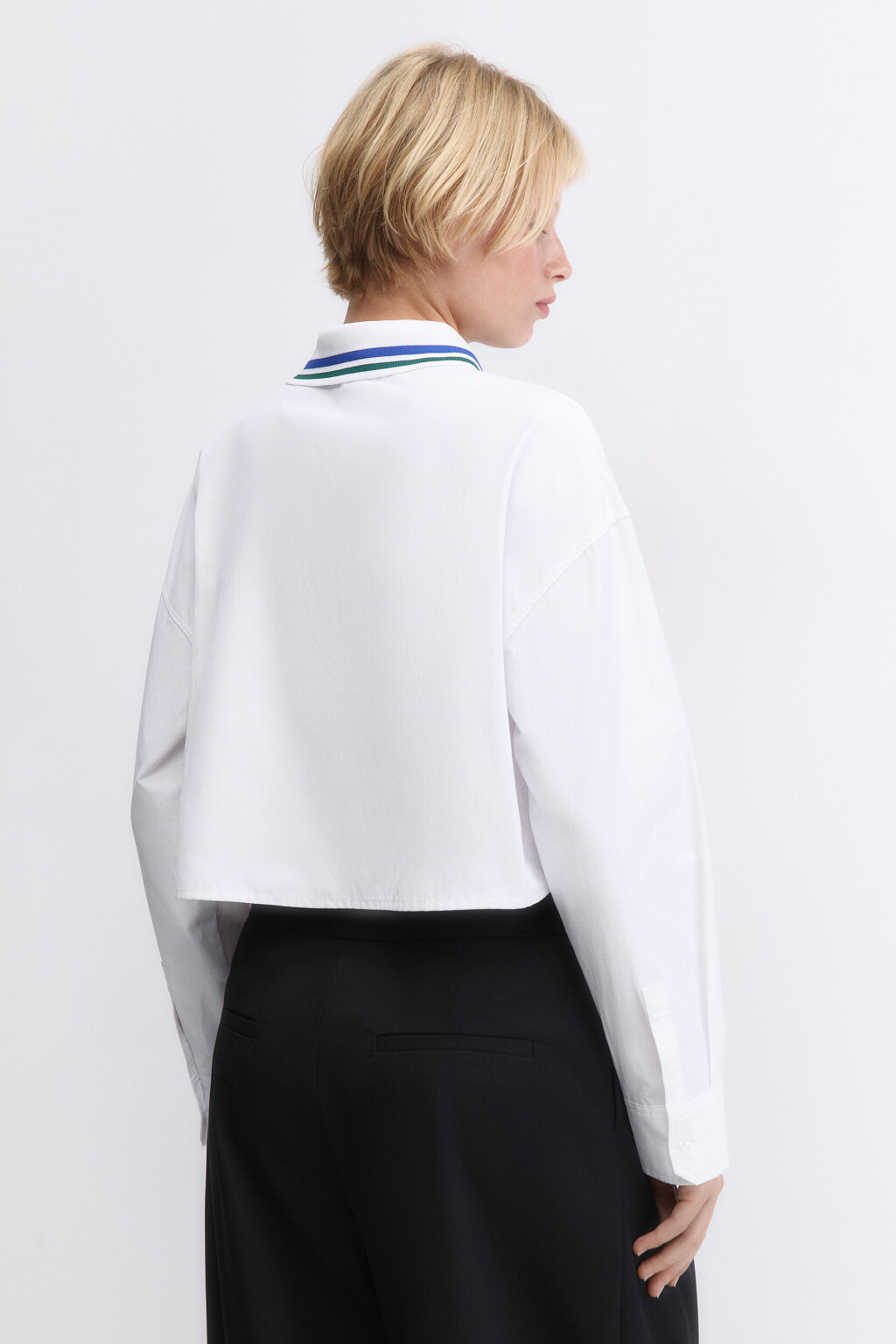 Блузка укороченная с вышивкой и воротником-поло - цвет белый - 4