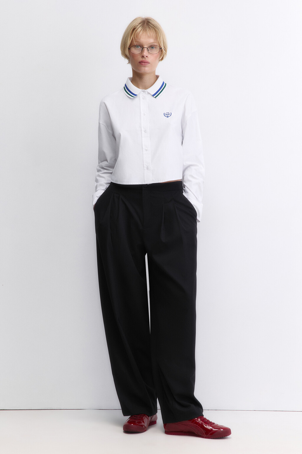 Блузка укороченная с вышивкой и воротником-поло - цвет белый - 6