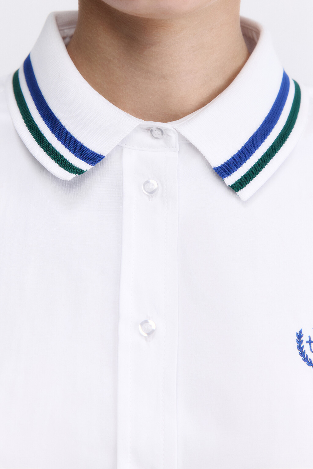 Блузка укороченная с вышивкой и воротником-поло - цвет белый - 7