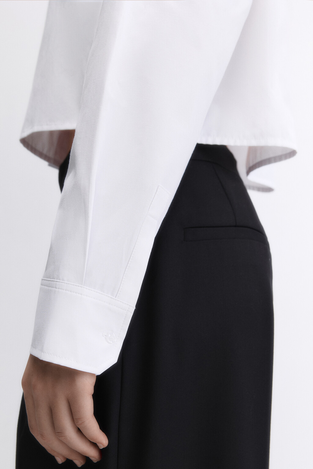 Блузка укороченная с вышивкой и воротником-поло - цвет белый - 8