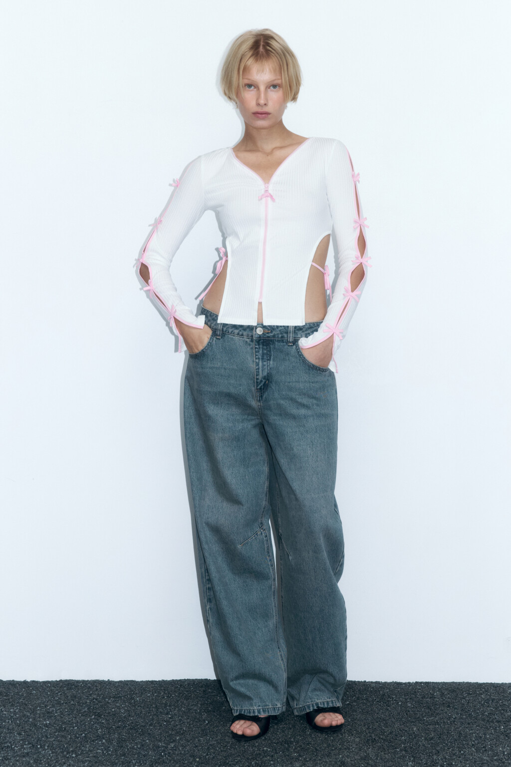 Лонгслив в рубчик с вырезами и бантиками - цвет белый - 5