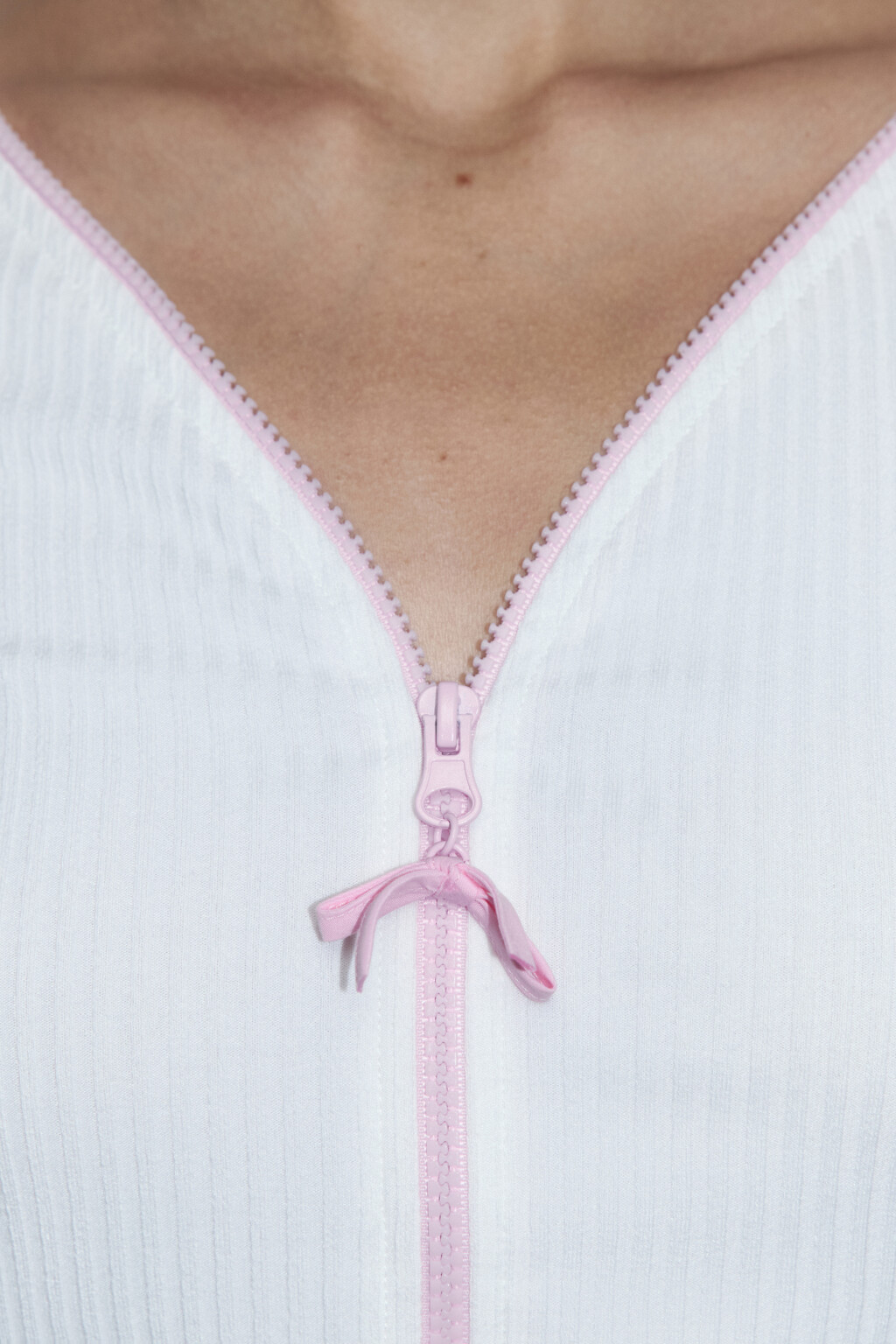 Лонгслив в рубчик с вырезами и бантиками - цвет белый - 6